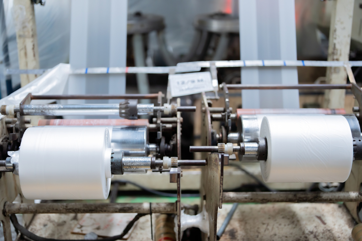 贴标机中的压带运动方向为什么跟输送带相反