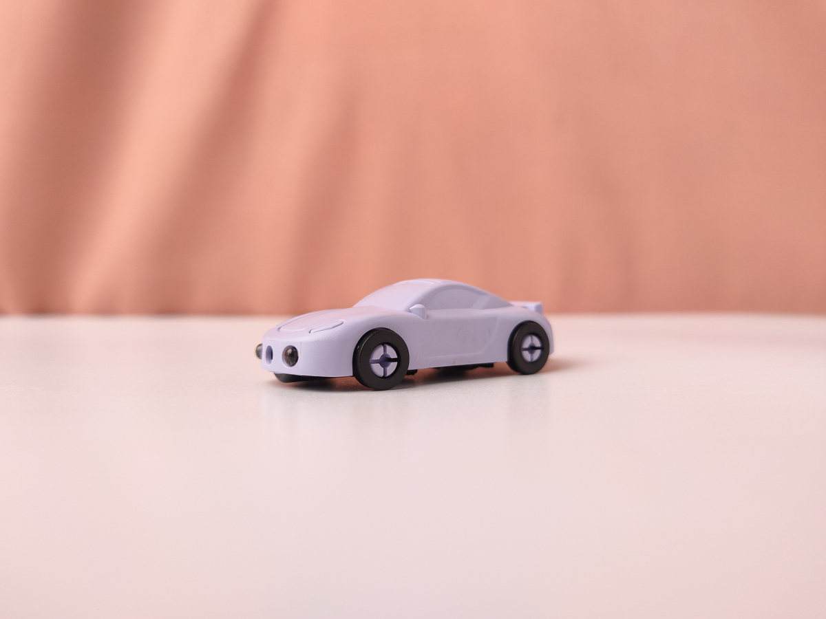 桌子上的紫色玩具车,背景为棕色
