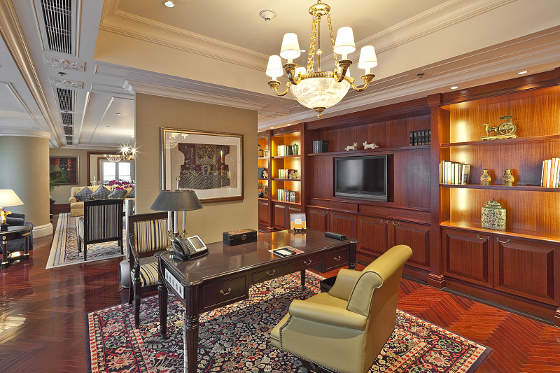 丰富一下探店台词今天我们带大家来打卡一家原木定制 汉宁在吴江红星美凯龙一楼。走我们一起去看看吧。你喜欢什么样的装修风格呢 现代简约风 北欧风还是轻奢风 潮流总在不停变换 时光荏苒 经典和品质却总能抗住时间 留在原地熠熠生辉汉宁设计打造能抗住岁月考验的经典家居打造一个舒适时尚的客厅 约上三五个好友 坐在这里畅聊人生点赞了吗 收藏了吗 关注了吗做再多功课不如来吴江红星美凯龙看看吧。