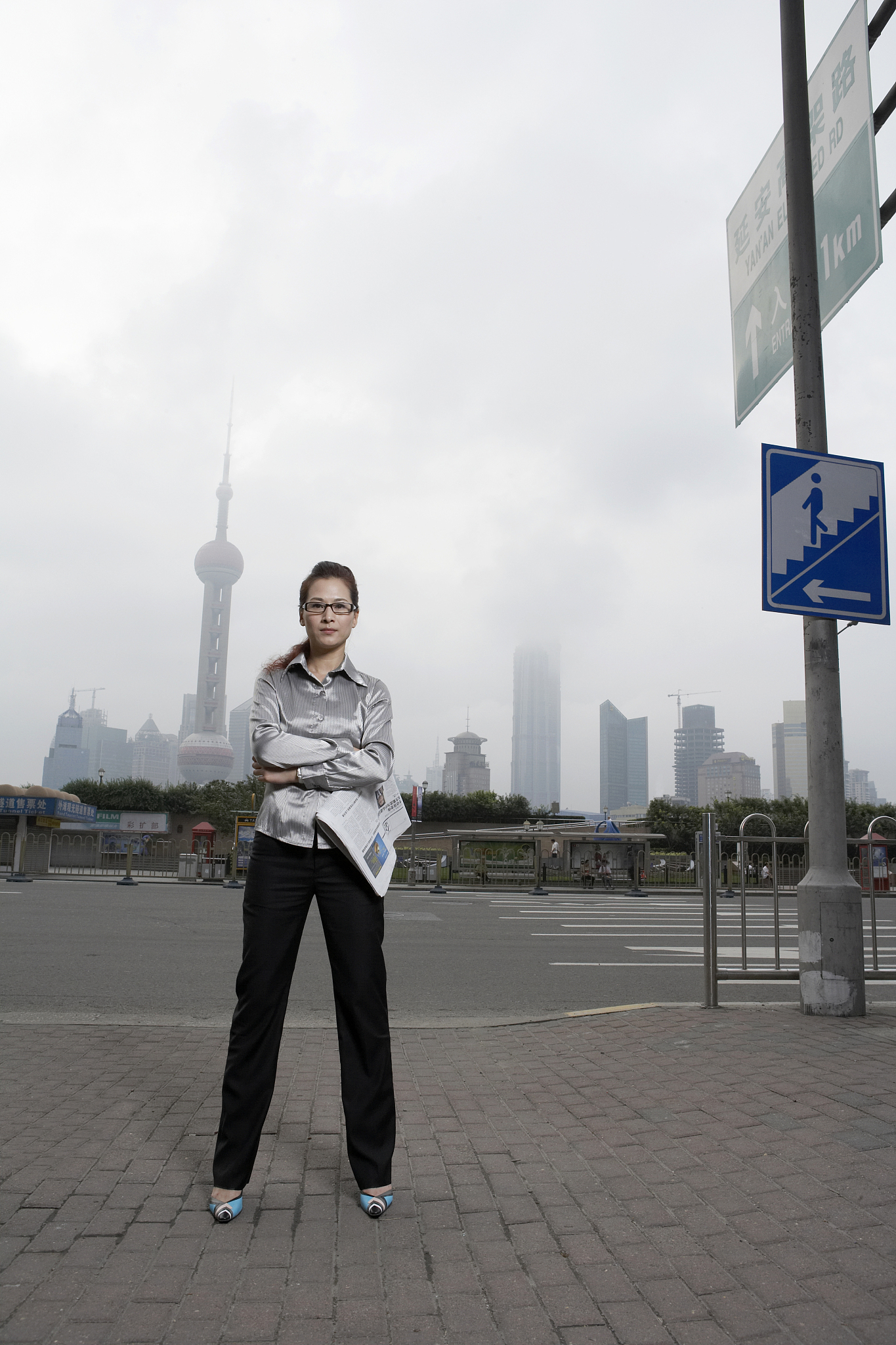 商务女士手持报纸