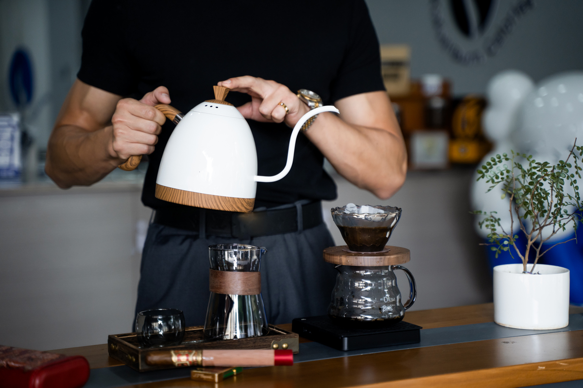 给我讲一下手冲咖啡器具的发展历史