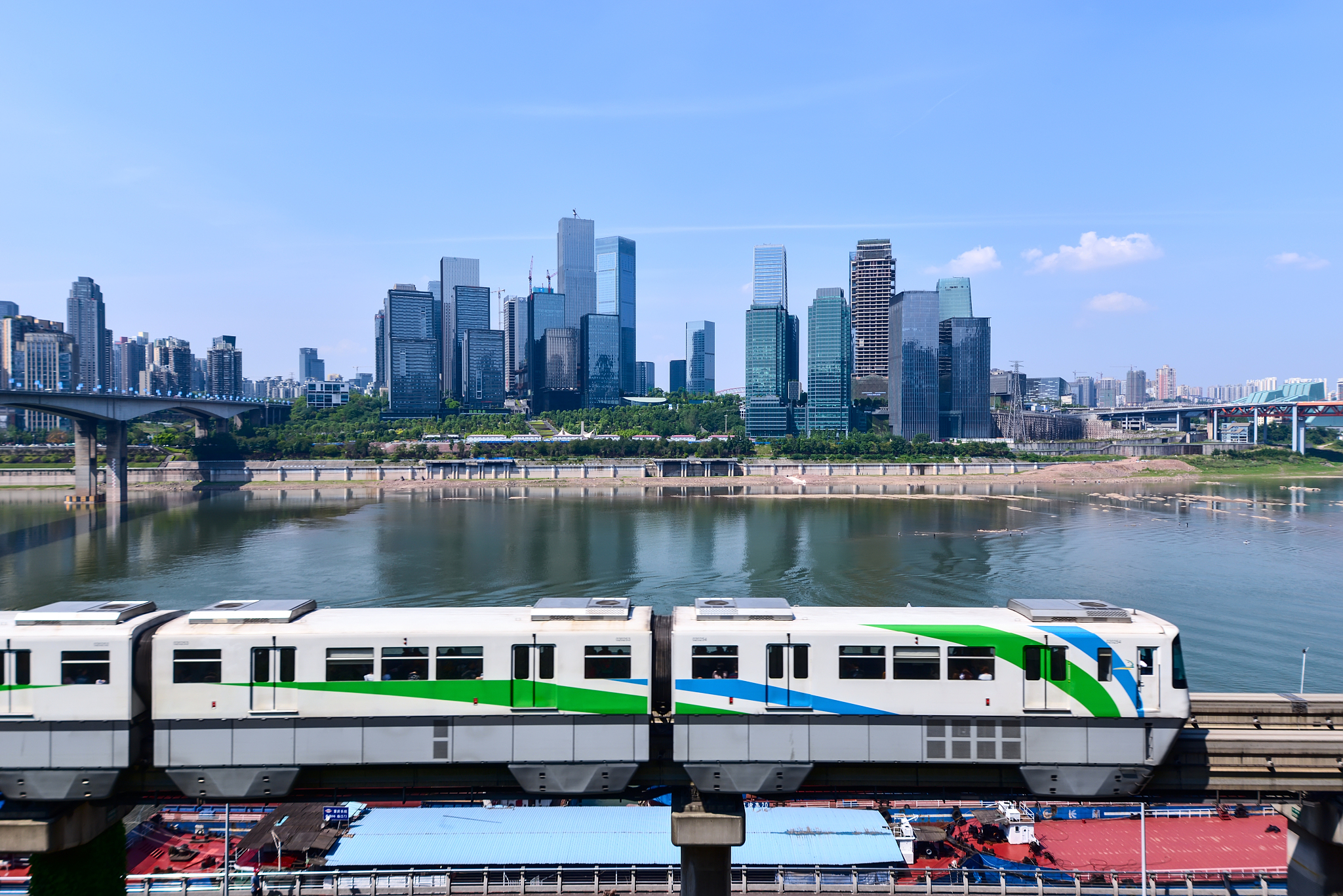 重庆公共运输职业学院与中建四局三公司路桥分公司签订校企战略合作协议