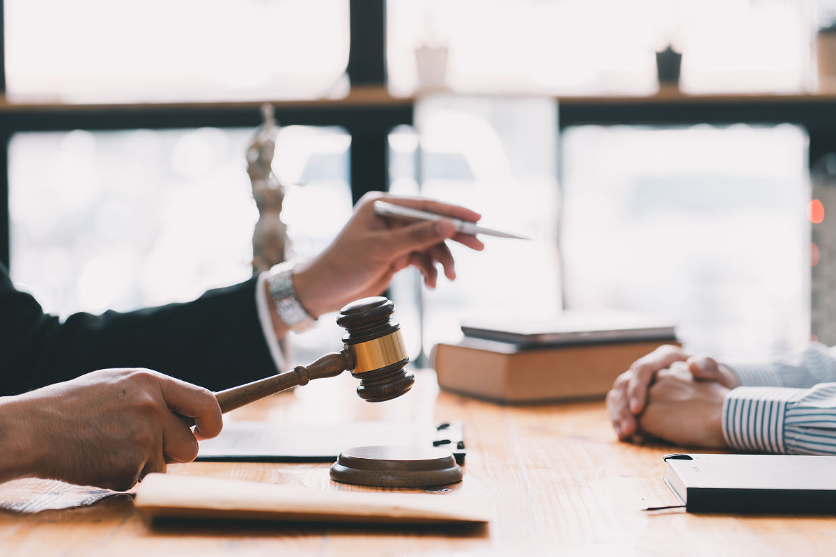 刑事案件律师怎么选？资深律师团队教你争取最佳辩护效果！