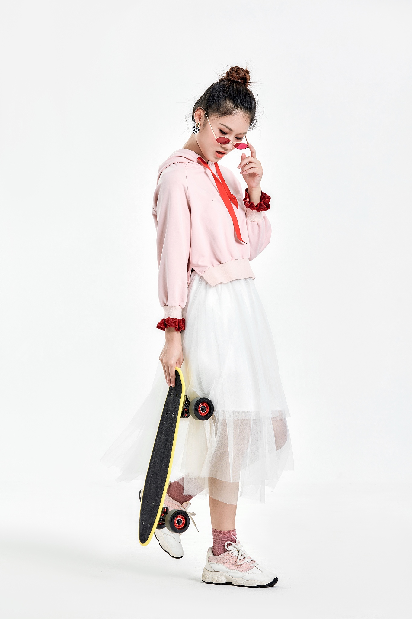 玩滑板的可爱女生
