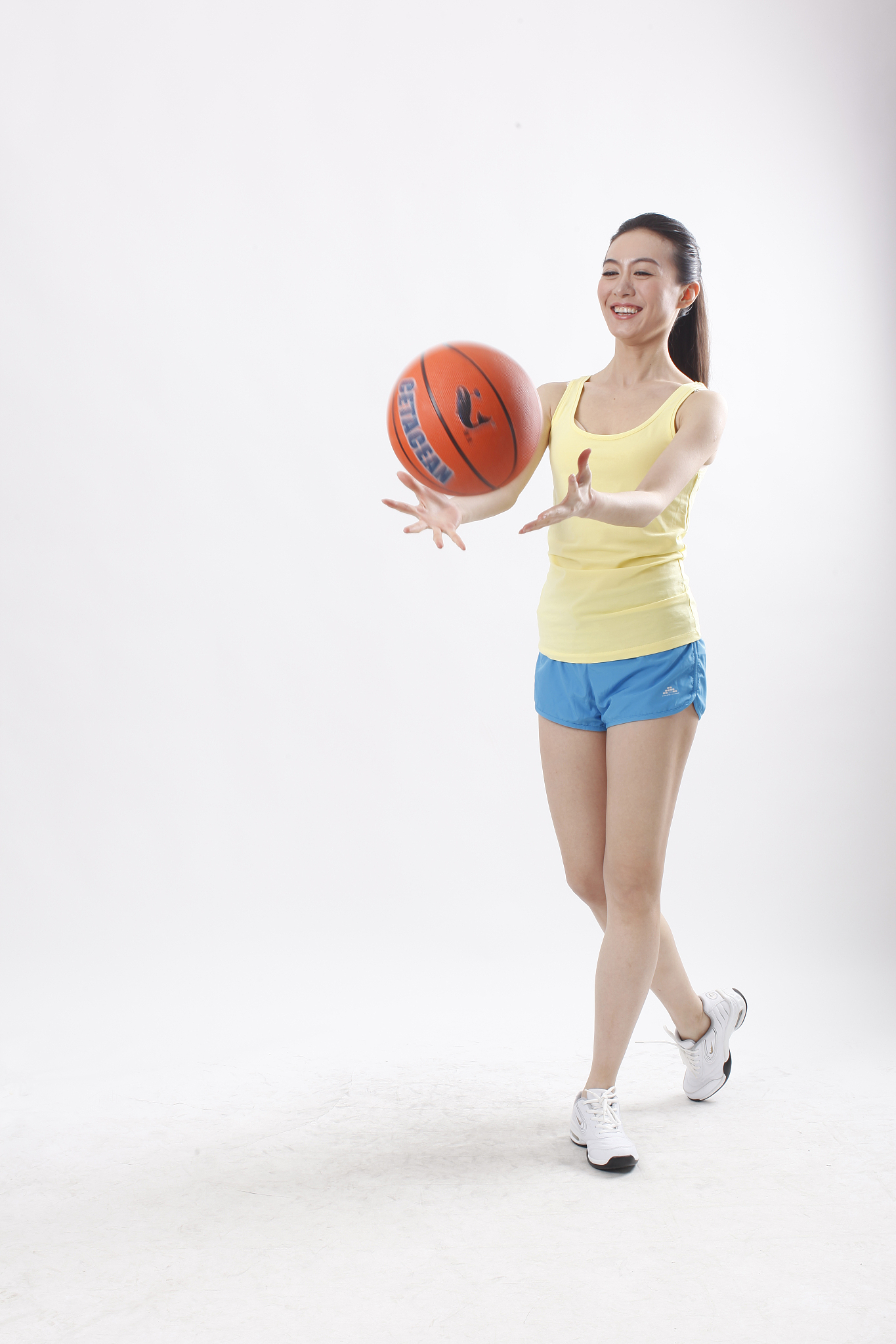 背带裤少年:篮球与舞蹈的青春活力