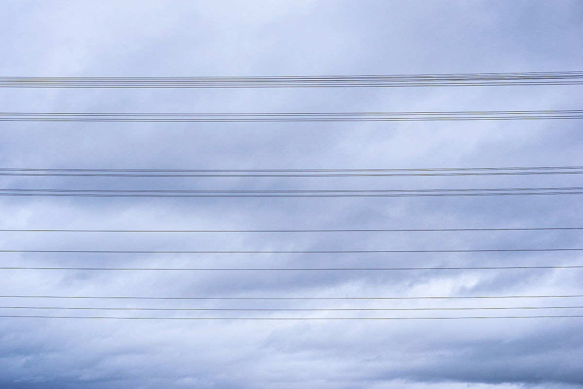 列出一个计算式200个房间一共用了13990米电线每个房间两个回路一个回路三根电线每个房间电线长度不一样