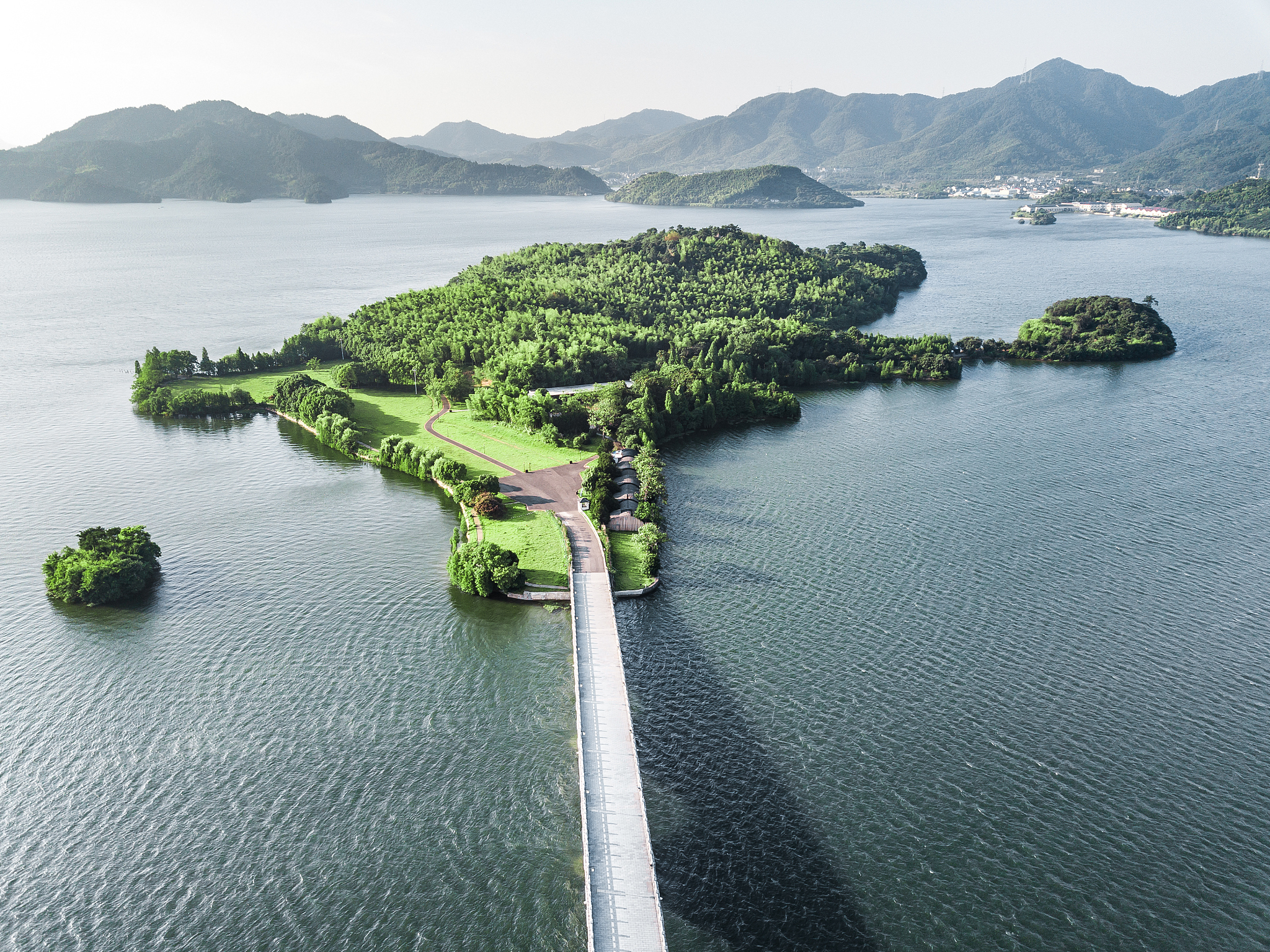 赞美一下浙江浙江是一个非常美丽的省份有着独特的自然风光和悠久的历史文化。它的山水相映自然风光优美有着许多著名的旅游景点如西湖、千岛湖、普陀山等。此外浙江还是一个经济发达的省份拥有许多知名企业和创新型企业如阿里巴巴、华为等。浙江人民勤劳、聪明、勇敢为中国的发展做出了巨大的贡献。总之浙江是一个充满活力、魅力和希望的地方值得我们赞美和关注。写诗歌赞美浙江浙江山水美如画千岛湖水清如镜。西湖美景令人赞普陀山