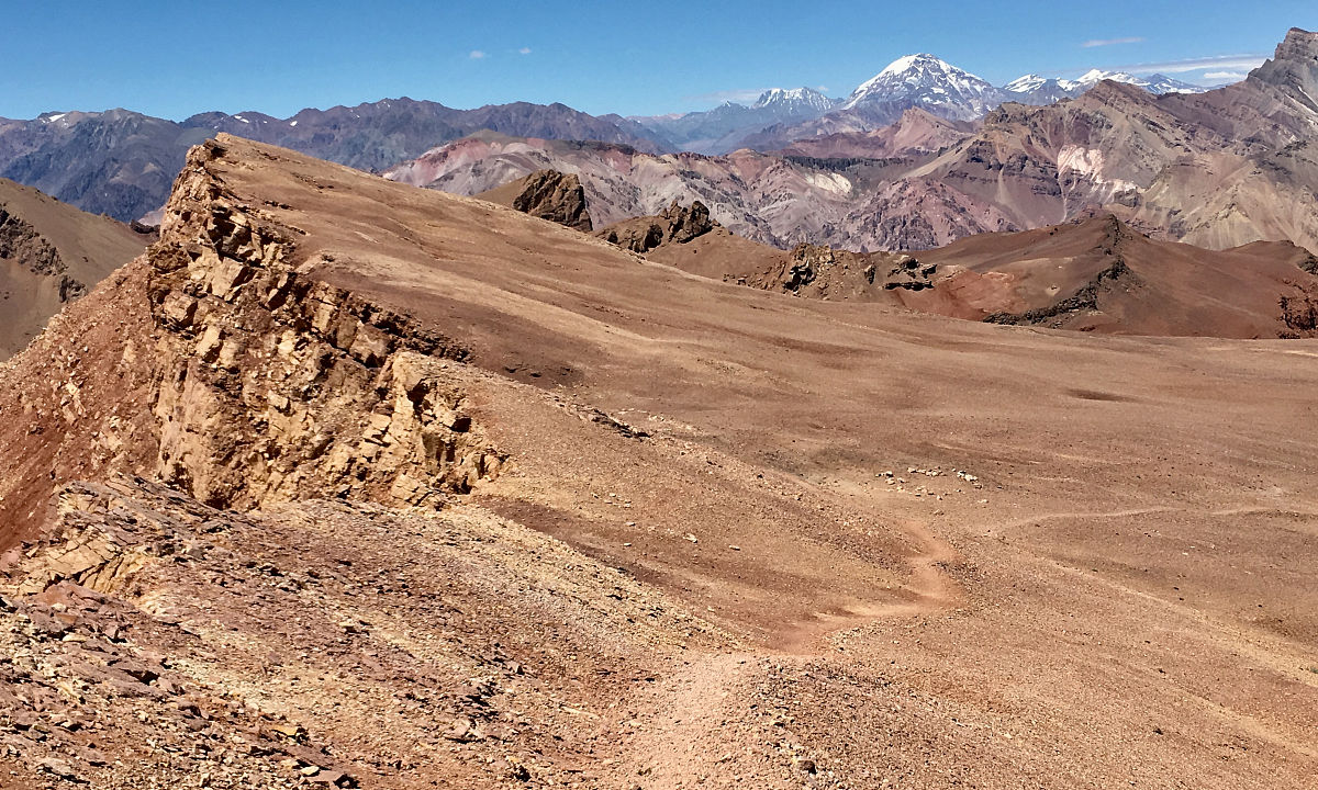 徒步旅游不满足于城市漫步徒步强度挑战升级。徒步旅游和传统旅游的差异与优劣势对比