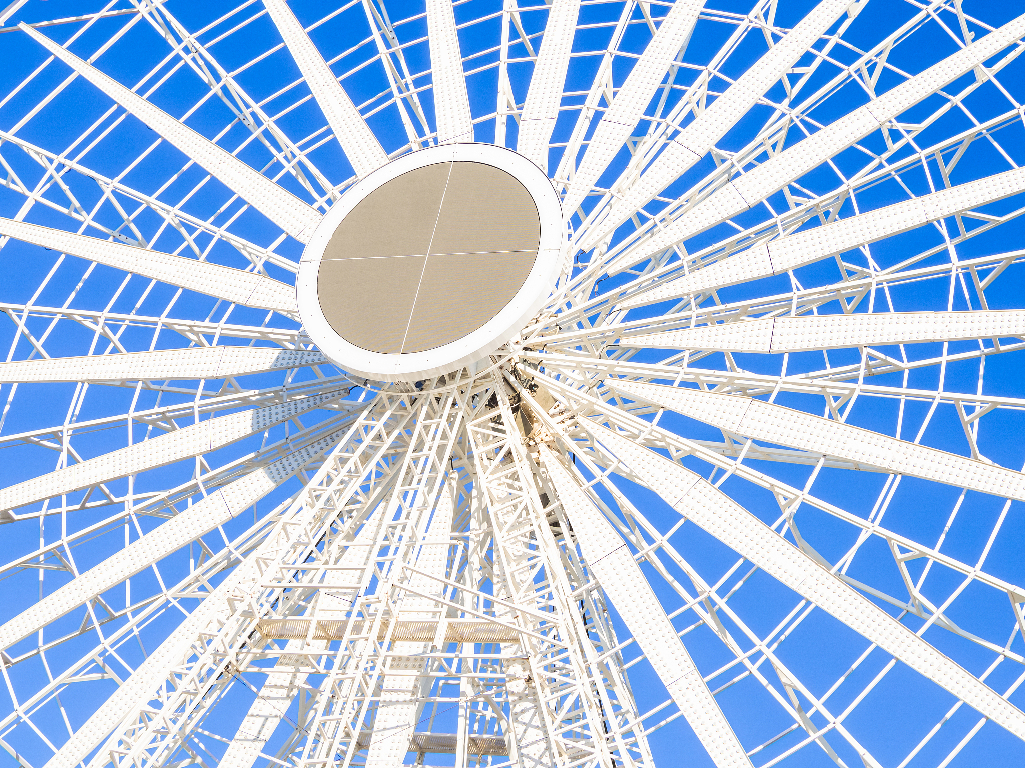 改写下面一段话，降低论文查重率
邹凝从风险分解法从人员、材料、机械设备、技术、环境等五个方面出发，分析出城市快速路项目施工风险指标，利用网络层次分析法和云模型对城市快速路项目施工风险构建评价模型。