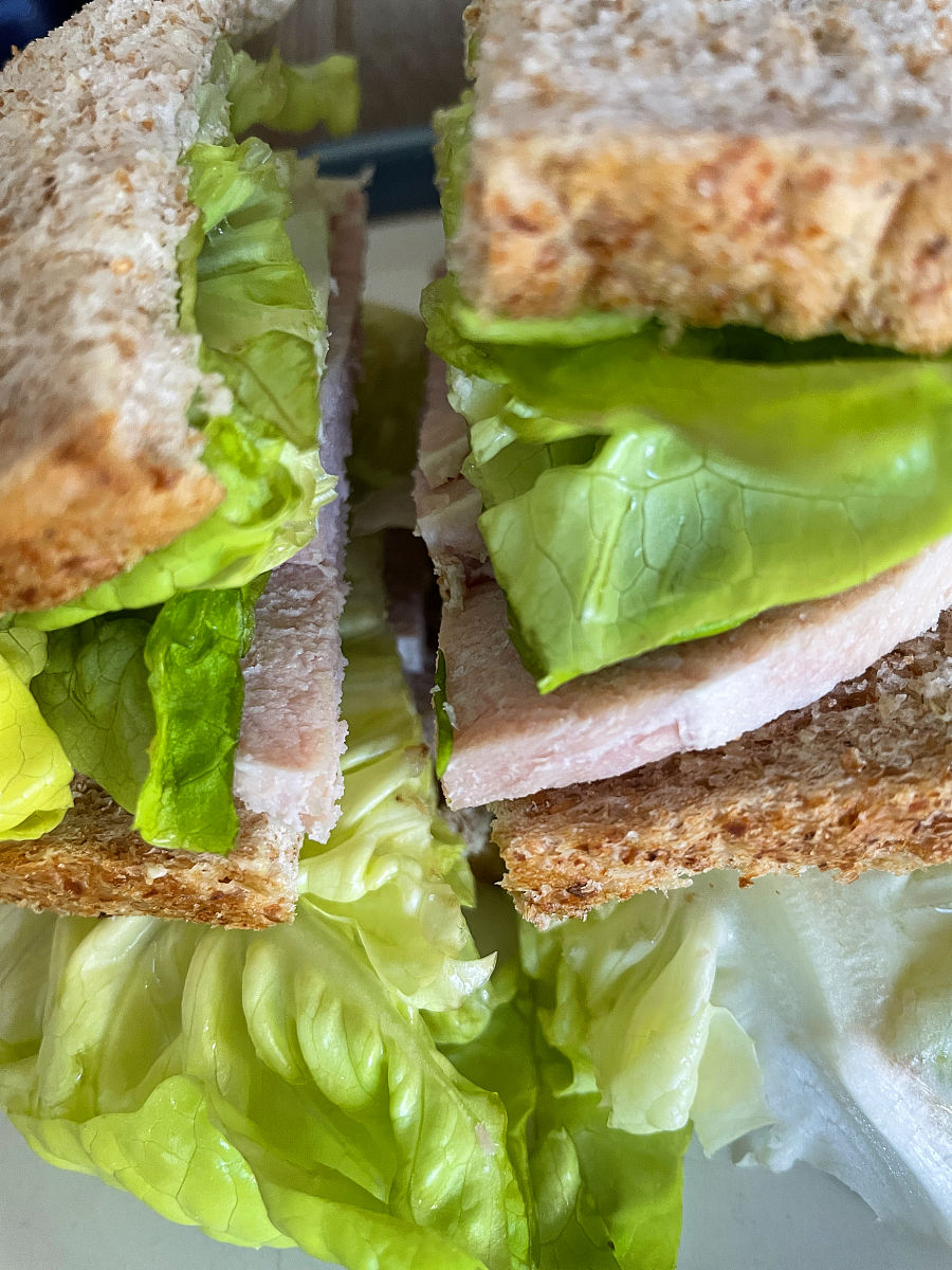 改写：构建实验所需数据集常见的基于图像实现奶牛个体识别的方法主要使用奶牛鼻纹、面部、背部、体侧、躯干图像实现奶牛个体识别。通过对数据采集的难度、包含纹理特征的丰富程度等原因进行综合分析本文采用奶牛躯干图像数据进行实验。由于我们采集到的数据是环绕奶牛个体拍摄的视频所以需要对视频截帧得到奶牛体侧图像。然后对奶牛体侧图像数据集进行筛选、标注、划分、训练集增强等操作构建奶牛躯干图像数据集。