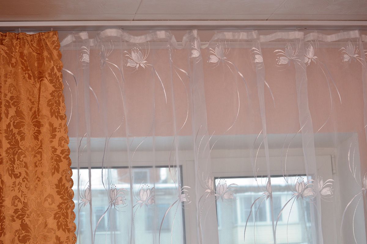 纱窗帘优缺点详解：透气防虫VS隐私性差？
