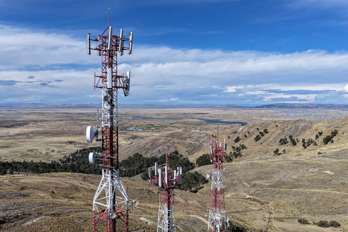 4g lte和5g手机电信塔位于山顶上