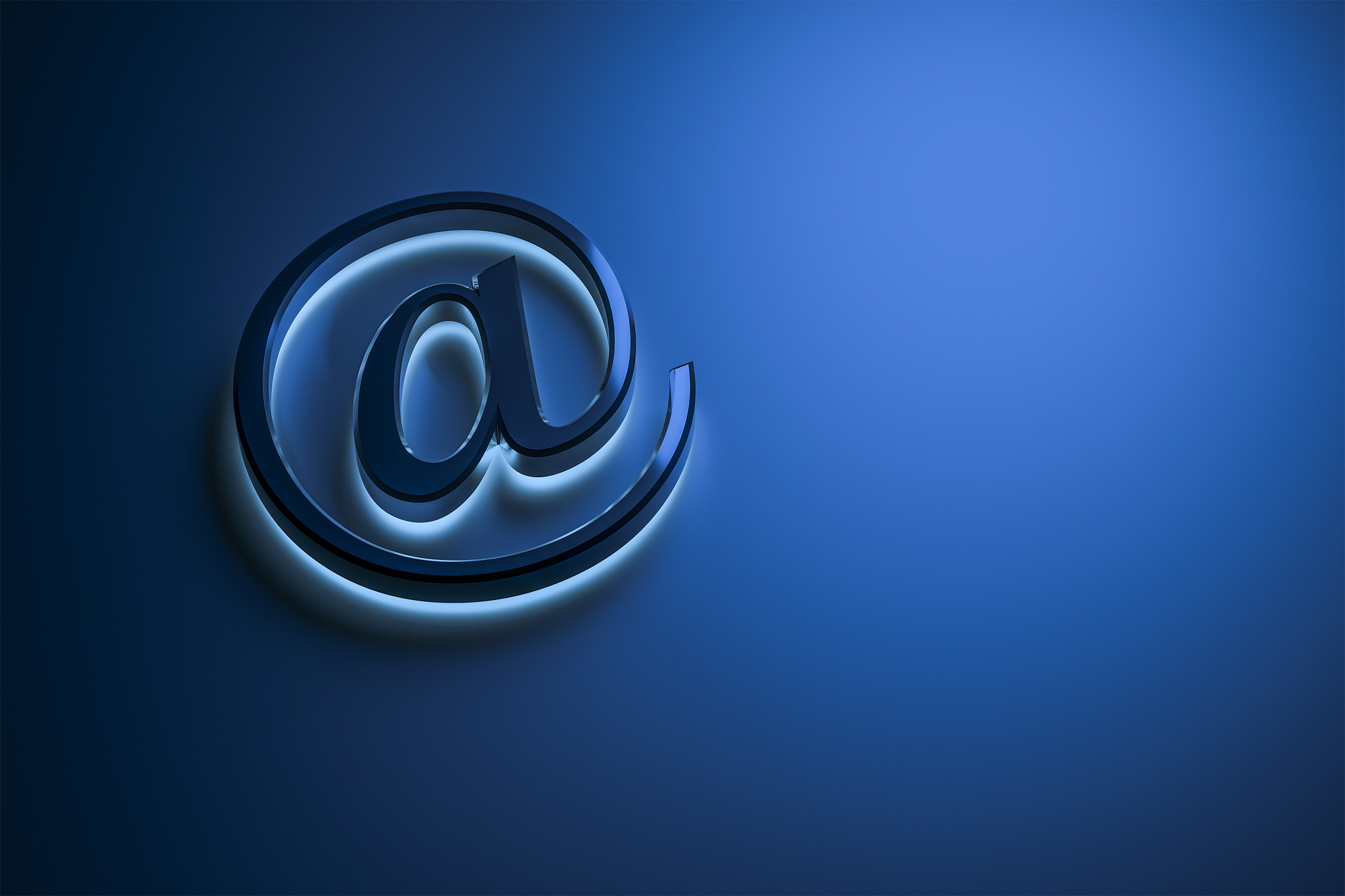 blu<strong>e</strong> email sign