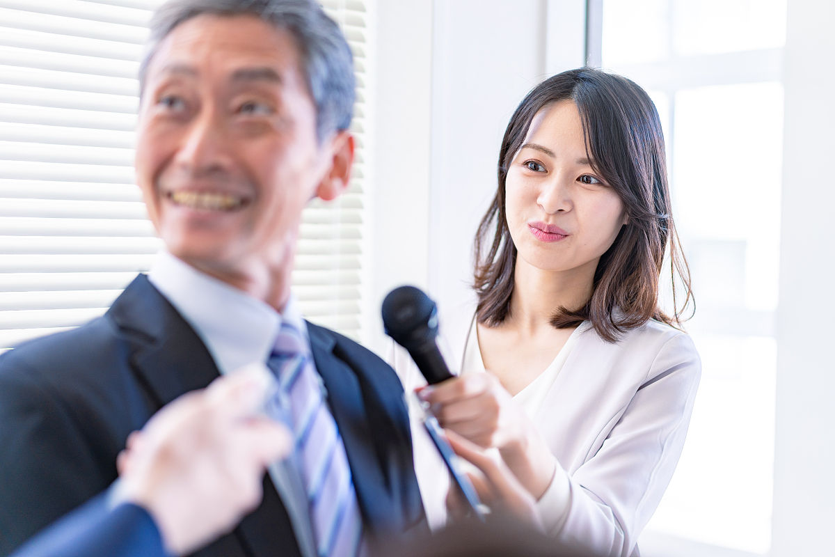 详细分析电视台如何通过培养主持人综合把控力加强电视台主持人的语言能力与应变能力