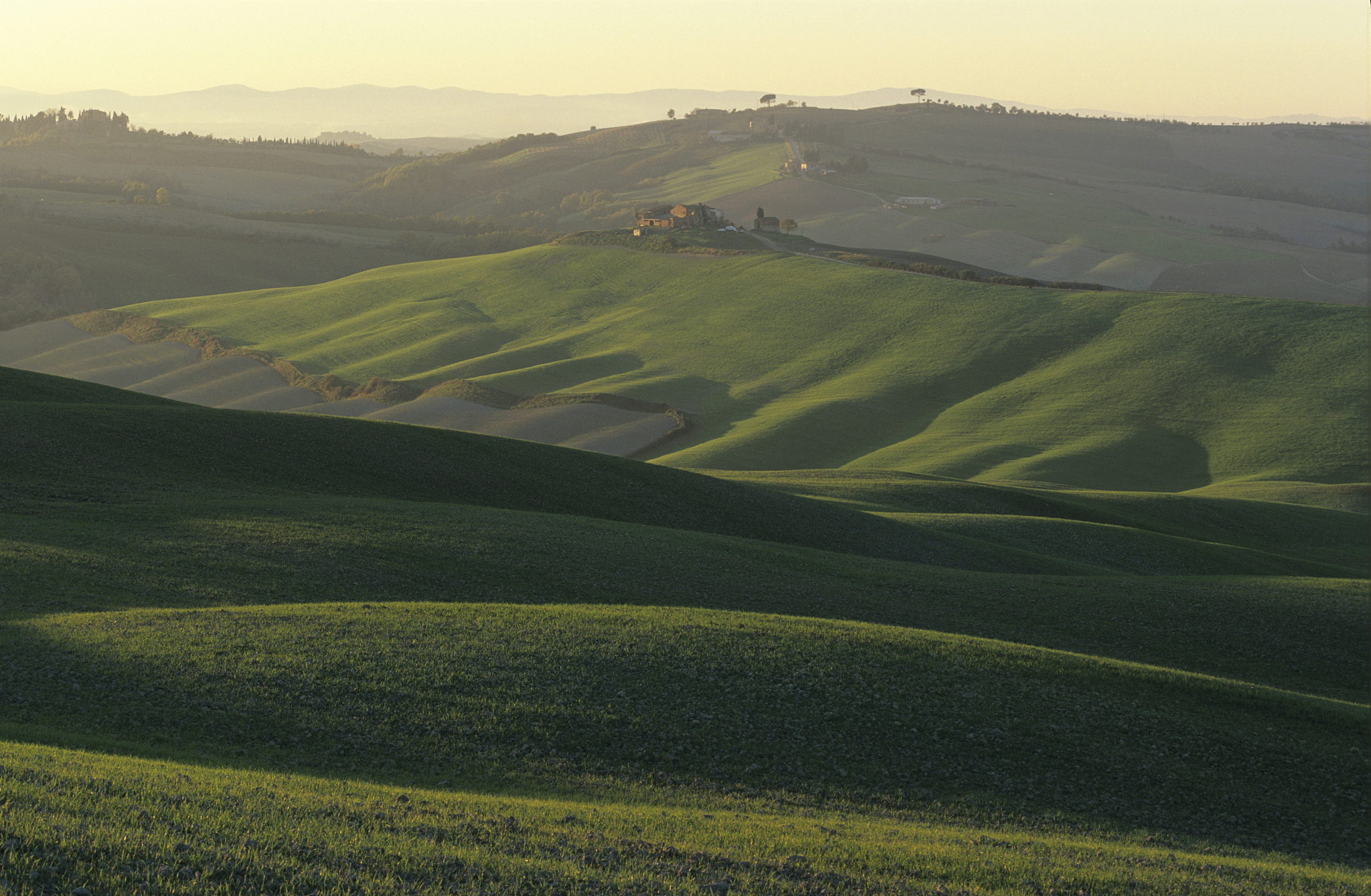 italy, tuscany, homestead in landscape