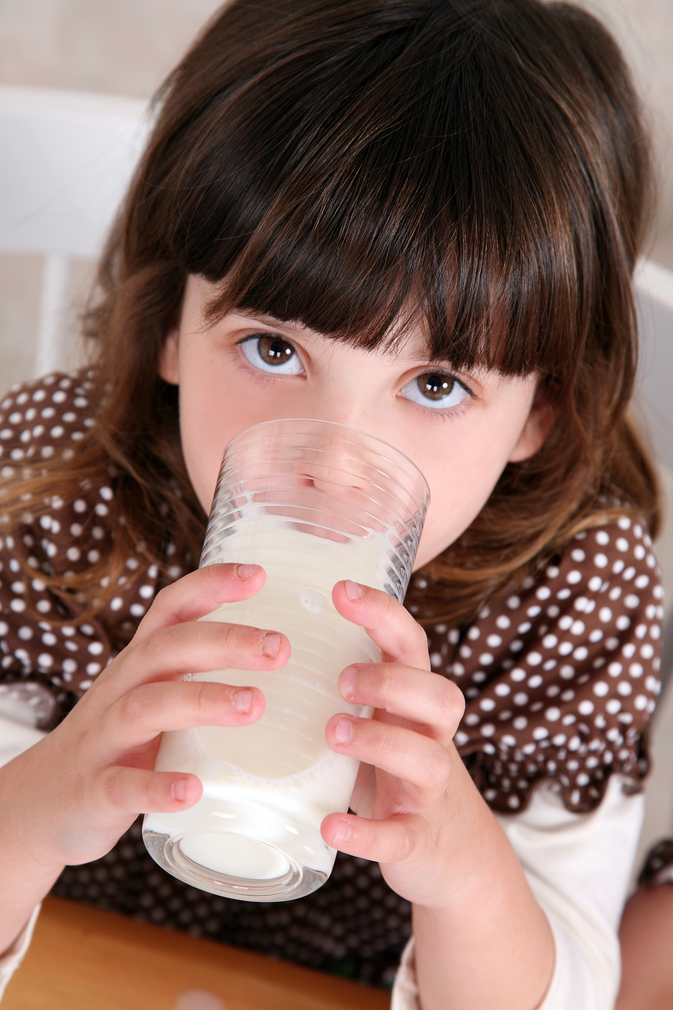 healthy child drinking milk