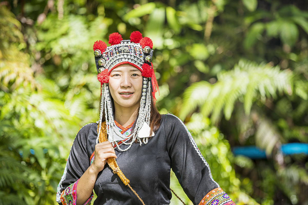 苗族山地部落的服装.美丽年轻的亚洲女士阿卡山部落在泰国.