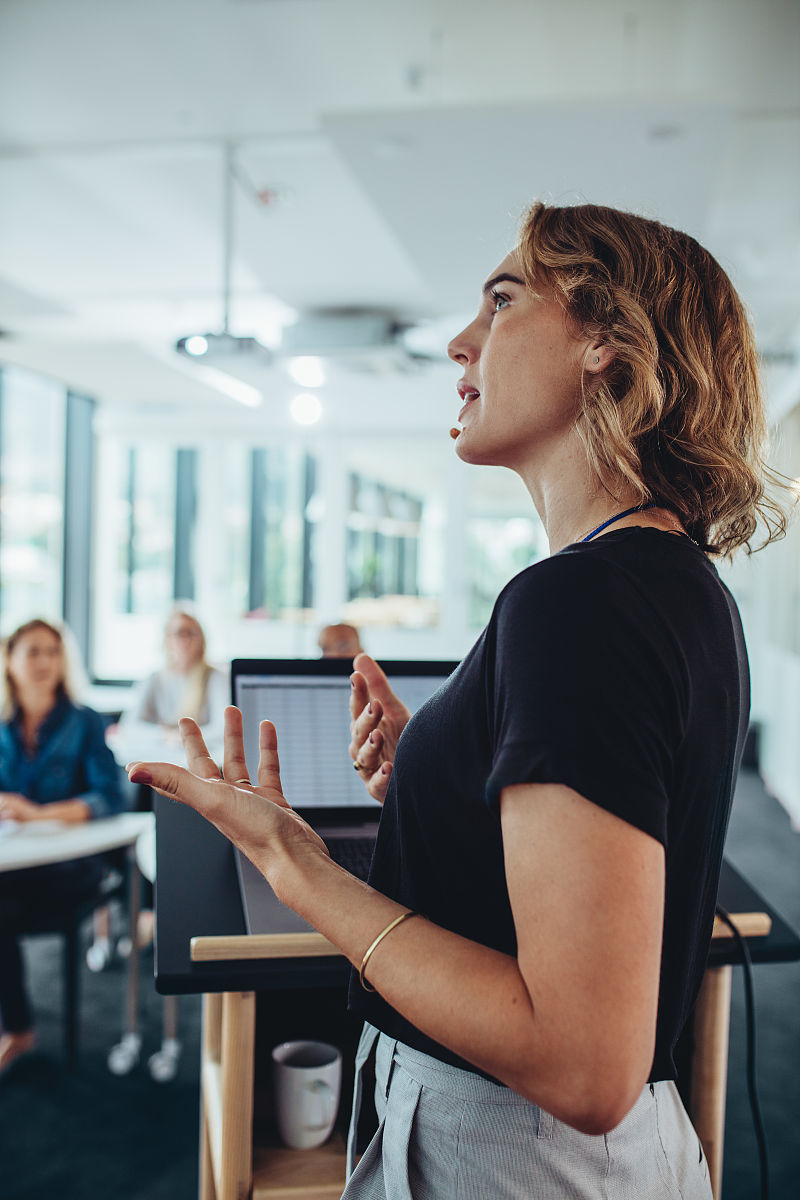 win11专业版跟专业版工作站有什么区别Windows 11专业版和专业版工作站的区别主要在于其面向的用户群体和功能定位不同。Windows 11专业版是面向企业用户的操作系统主要针对中小型企业和教育机构等机构用户提供了一系列的管理和安全功能例如设备加密、虚拟化、远程桌面连接等以便管理员可以更好地管理和保护组织内的设备和数据。Windows 11专业版工作站则是面向专业工作人员的操作系统主要针对需