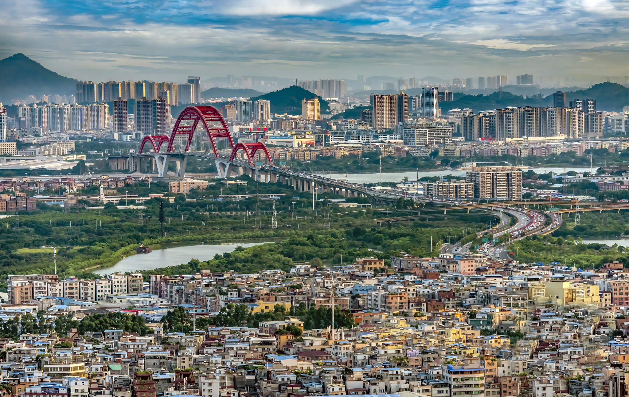 广州南部市郊区域新光大桥连接的海珠区与番禺区