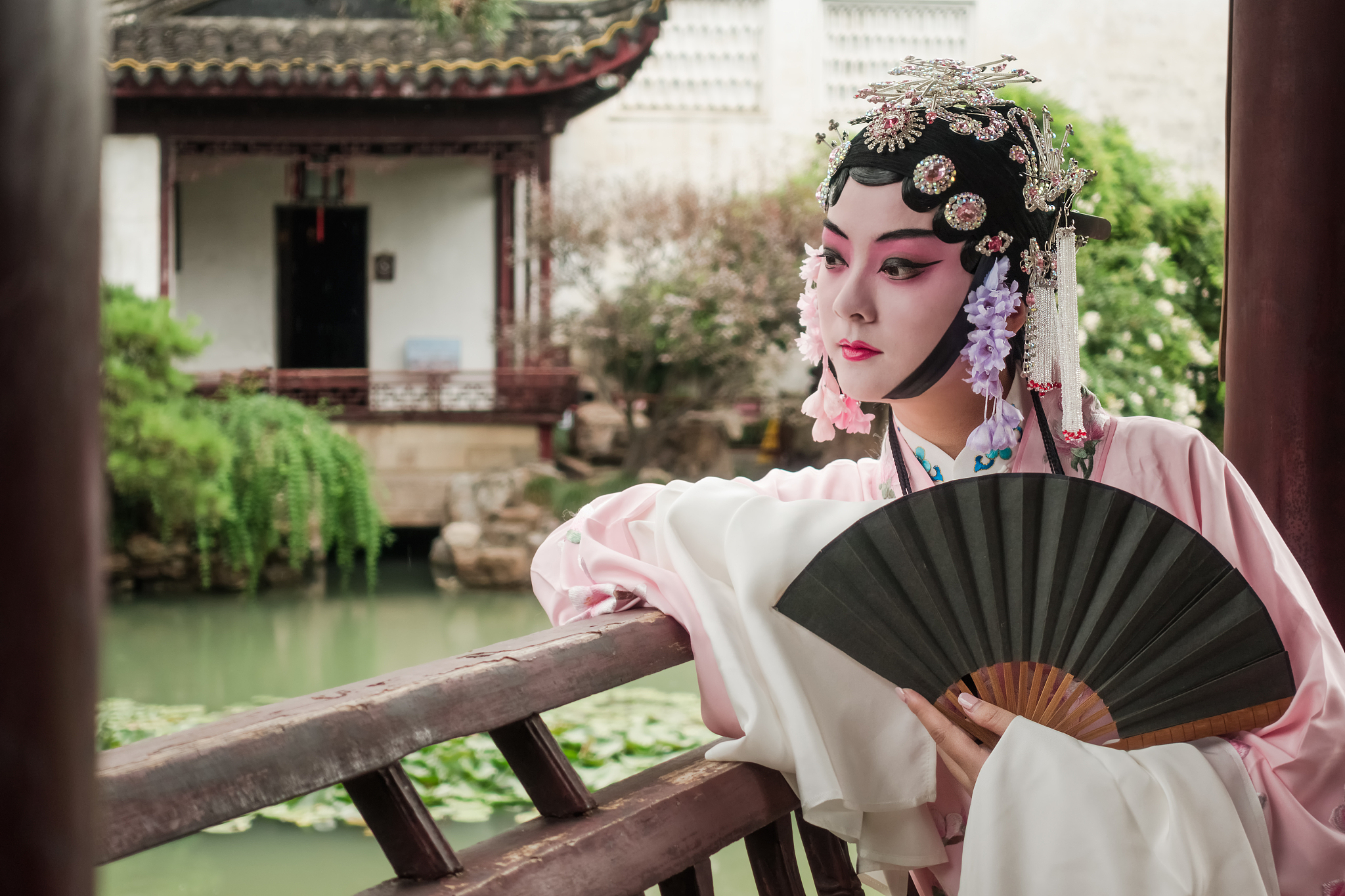 中国园林内演出的戏剧演员