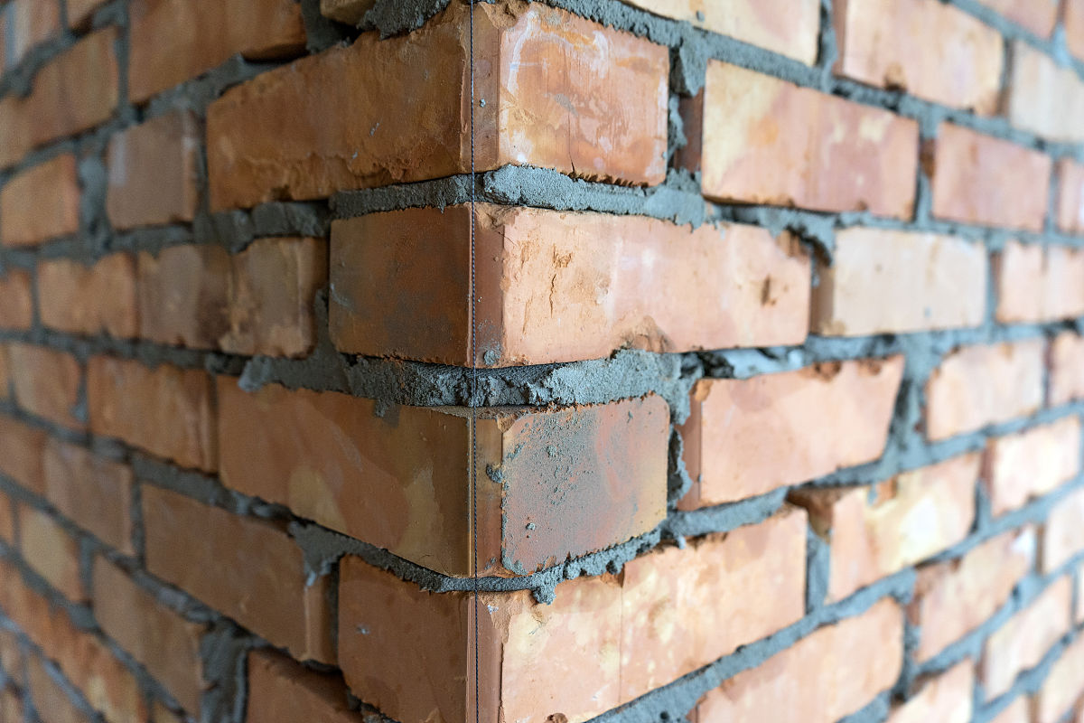 红砖砌墙2.6米误差2厘米怎么办？详细解答