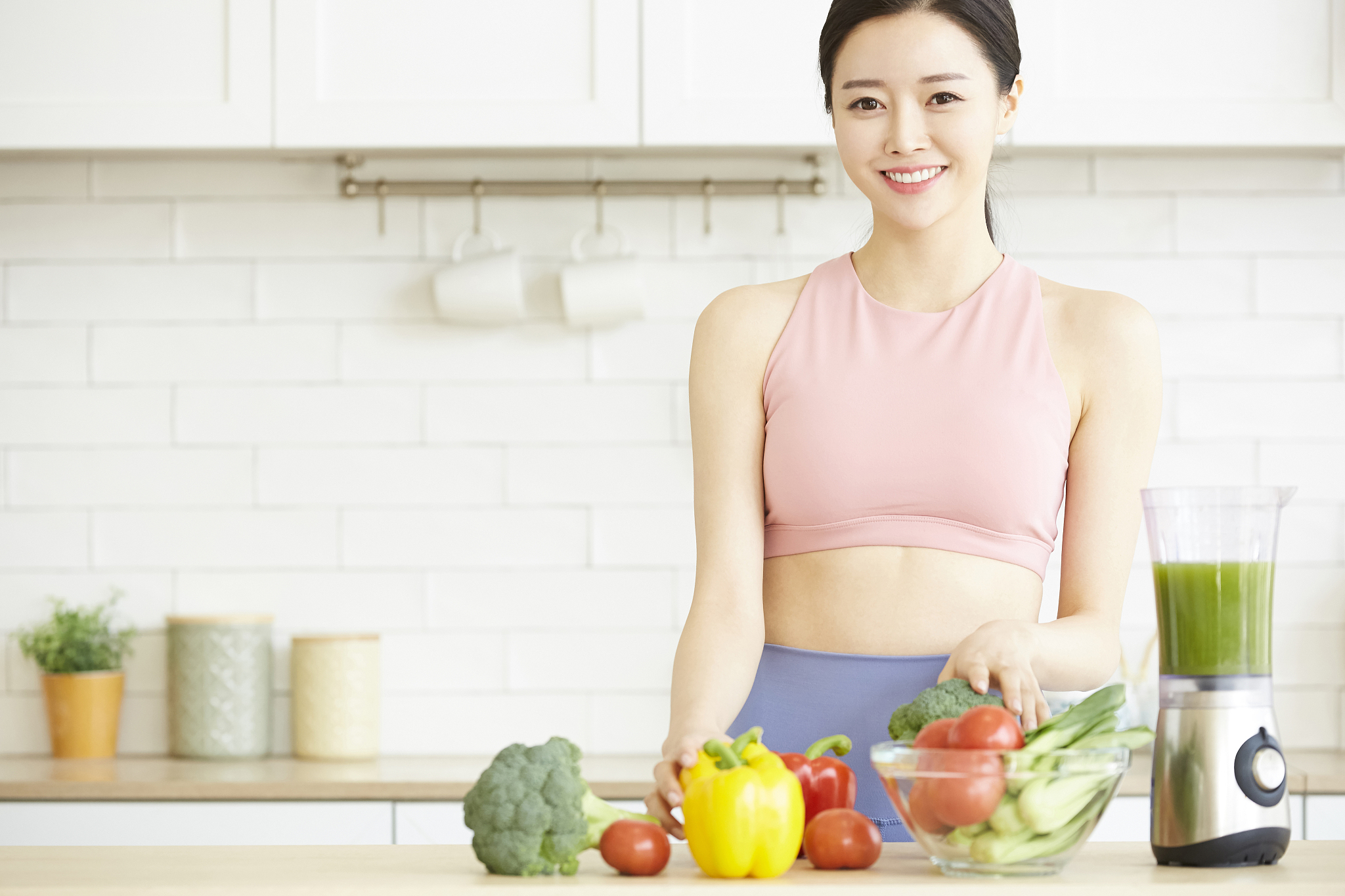 女生减肥的是个小秘密。第一牛奶不需要喝低脂或脱脂除非你拿它当水喝。蛋黄中的蛋白质比蛋清还要高吃鸡蛋没有必要丢掉蛋黄。第二早上空腹不吃不喝大小便以后测体重最标准。第三只要当天晚上体重不超过当天早上05斤睡一觉就能代谢掉第二天早上起来肯定会掉秤。第四姨妈期受激素水平影响体重上下浮动三到五斤属于正常现象。第五出汗越多不代表消耗的脂肪越多脂肪是通过呼吸当中的二氧化碳排出体外的。第六吃肉不长胖让你变胖的真凶