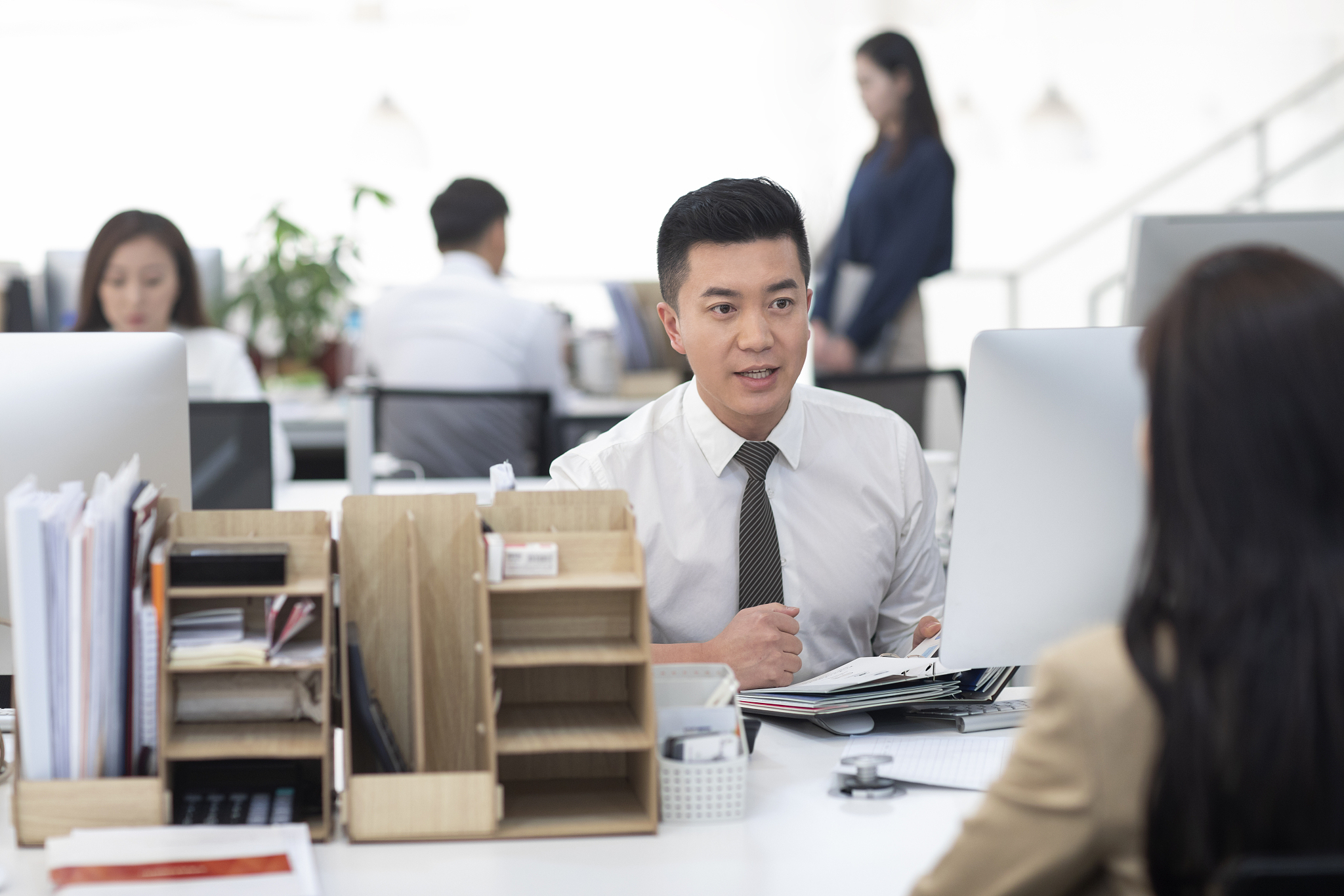 商务人士在办公室工作