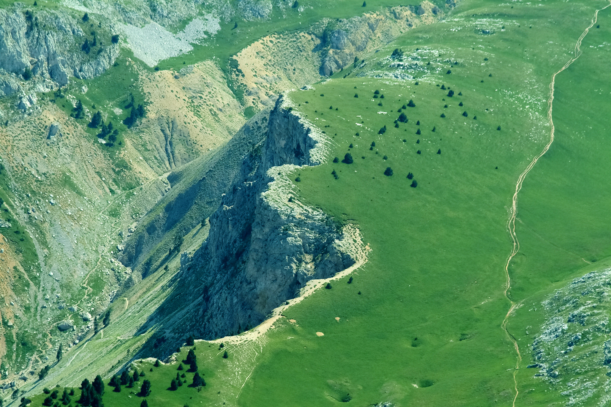walking down from the grand veymont