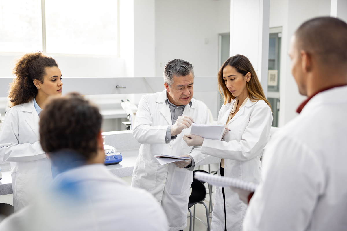 请用英语描述一下我的理想工作：当医生内容描述一下医生这个职业的基本信息以及为什么我要当医生最后谈一下努力的做法要求运用较为简单的单词和语句不得出现高级单词字数在一百五字左右