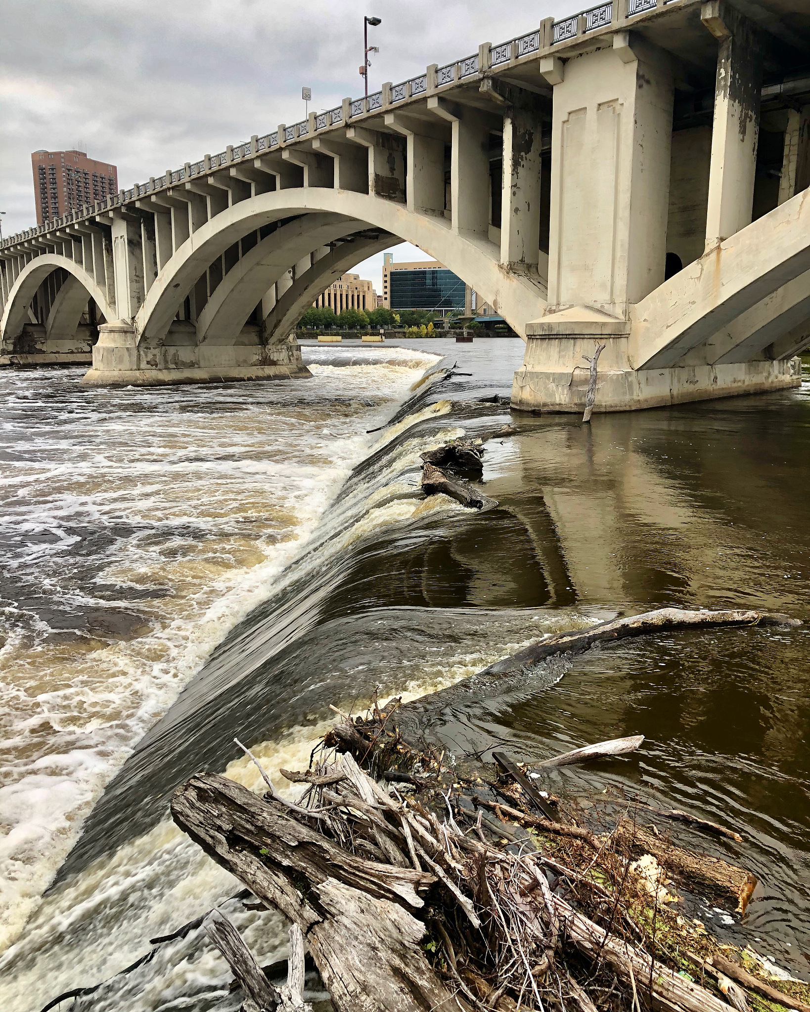 Revise the paragraph tell me any mistakes analyze and score the paragraph out of a full score of 100 pointsThe YZ Bridge is the first bridge over the Yangtze River that was designed by the Chinese and