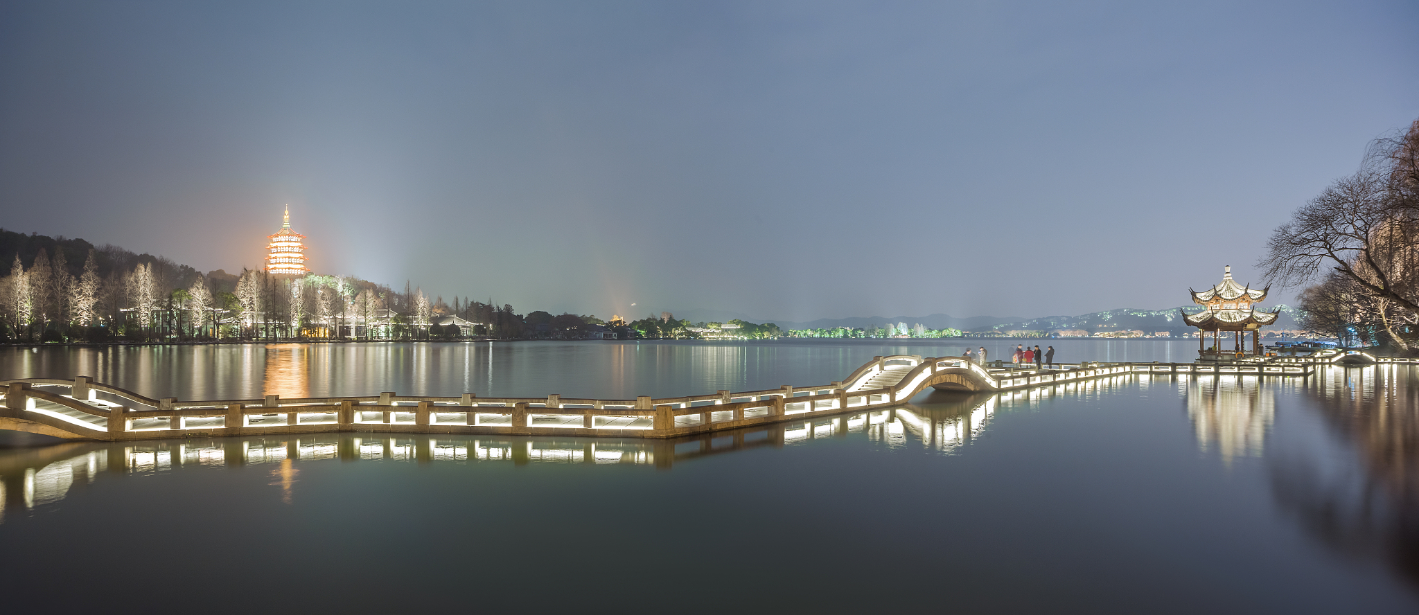 冬日杭州西湖长桥的夜景