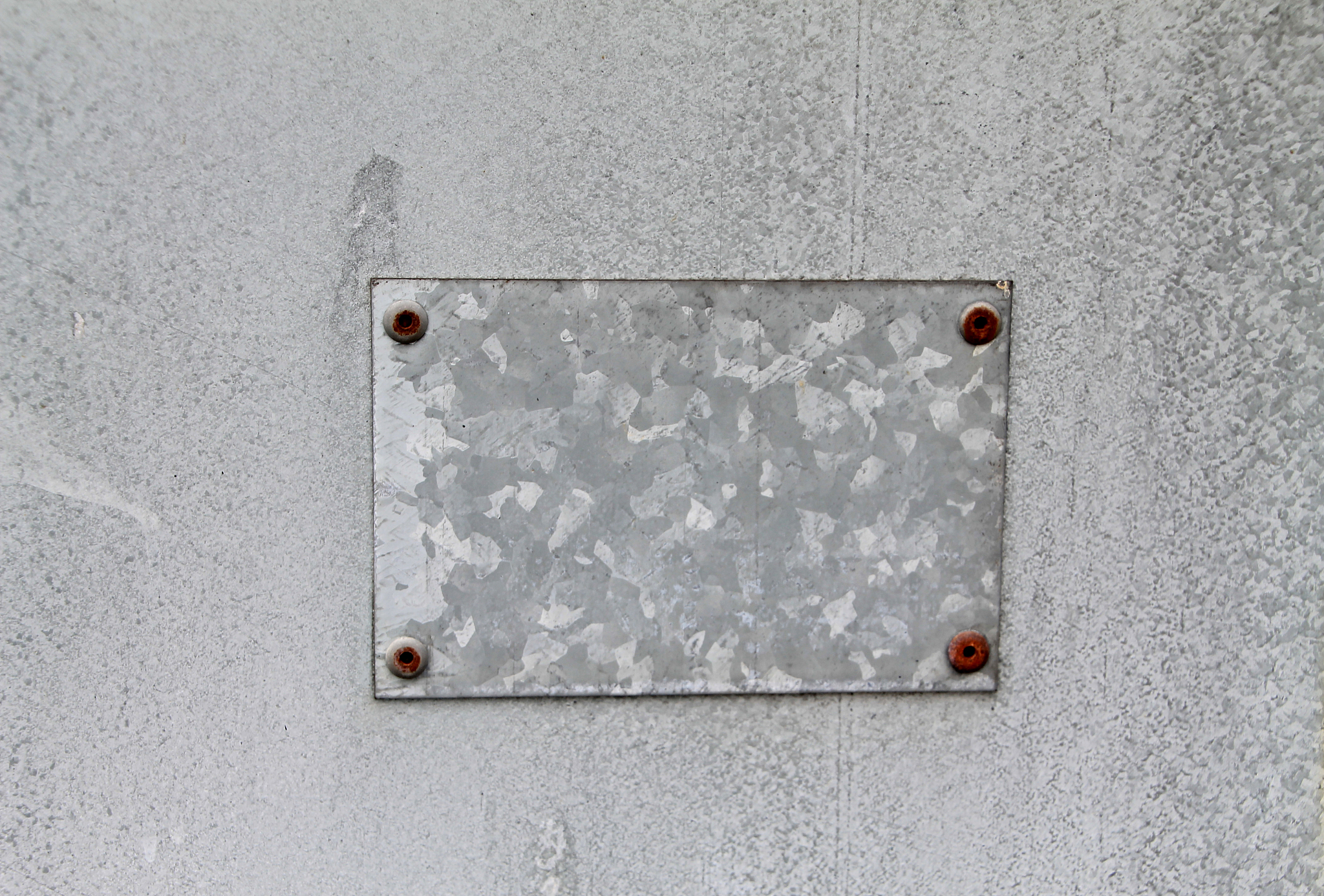 简述下述段落。热浸镀锌技术至今已有180多年的历史是目前钢铁材料或钢铁构件应用最为可靠的防护技术。活性钢镀锌时基体中一定含量的Si会增加铁和锌之间的反应活性造成镀层发暗、异常增厚、黏附性差等缺陷即Si易造成镀层的Sandelin效应1-4。针对此人们研究发现锌浴中加入大约01的镍时可降低铁锌反应速率消除基体中Si元素的不利影响5-8。但由于镍的熔点较高实践中往往采用添加锌-镍中间合金的方法调整锌锅