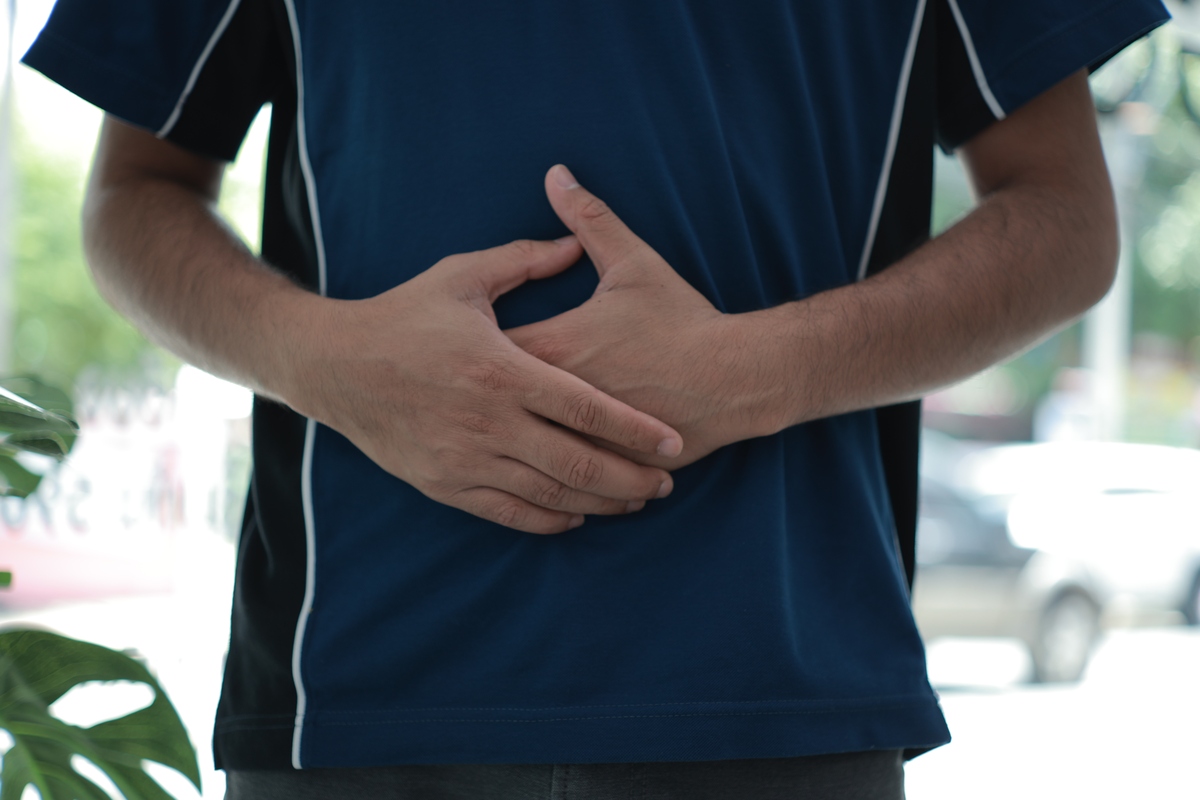 将以下内容洗稿第一胸痛。心梗最为典型的症状就是胸痛急性心肌梗死疼痛的部位一般都位于左胸部且疼痛剧烈持续时间相对长不会是三分钟、五分钟的事儿可能会持续15分钟以上含硝酸甘油都无法缓解这个时候应该考虑是不是有急性心梗的风险。第二是反复发作的心绞痛。每一次心绞痛都可能是心梗的最后一次但是去医院检查心脏冠脉造影、CT都正常其实市民的心脏已经受损但是还没有严重到需要上支架或者搭桥的标准这个时候可能会被忽略因