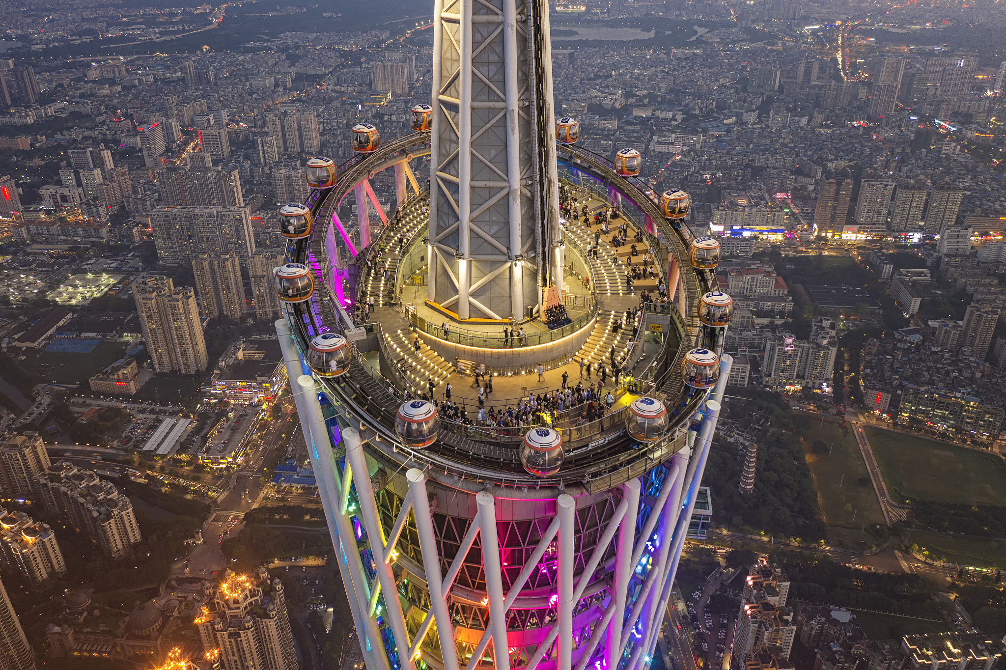 我看到广州塔和广州国际金融中心和周大福金融中心我想发个朋友圈我应该配什么文案