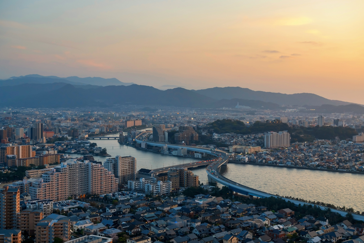 福冈塔旁的曲线高速公路城市日落天际线景观