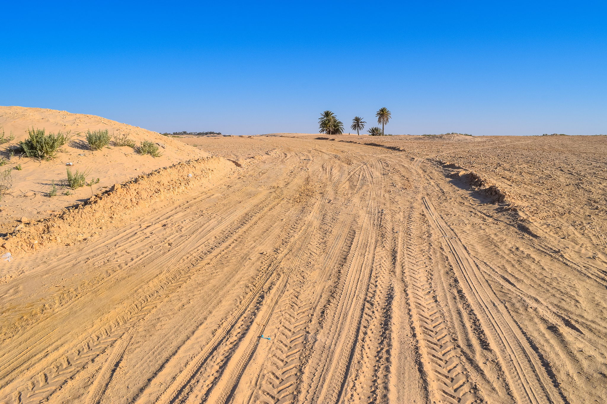 road across sahara desert