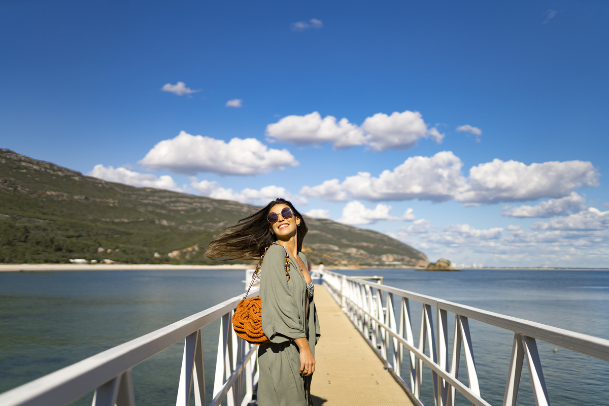 扮演一名旅游博主写篇500字有趣的人生一半是家常里短一半是山川湖海。的短视频治愈文案
