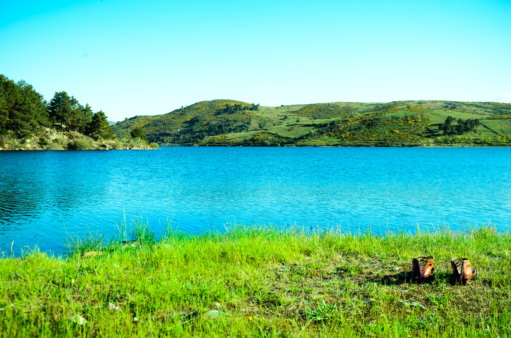 描写风景的优美句子：记得那次山顶眺望，碧波荡漾，山峦如画