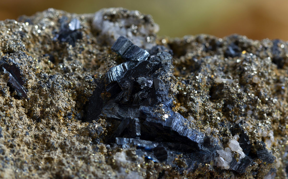 透长石是高温产物主要产于碱性和酸性火山岩中与正长石的区别主要在于产状是不是对的