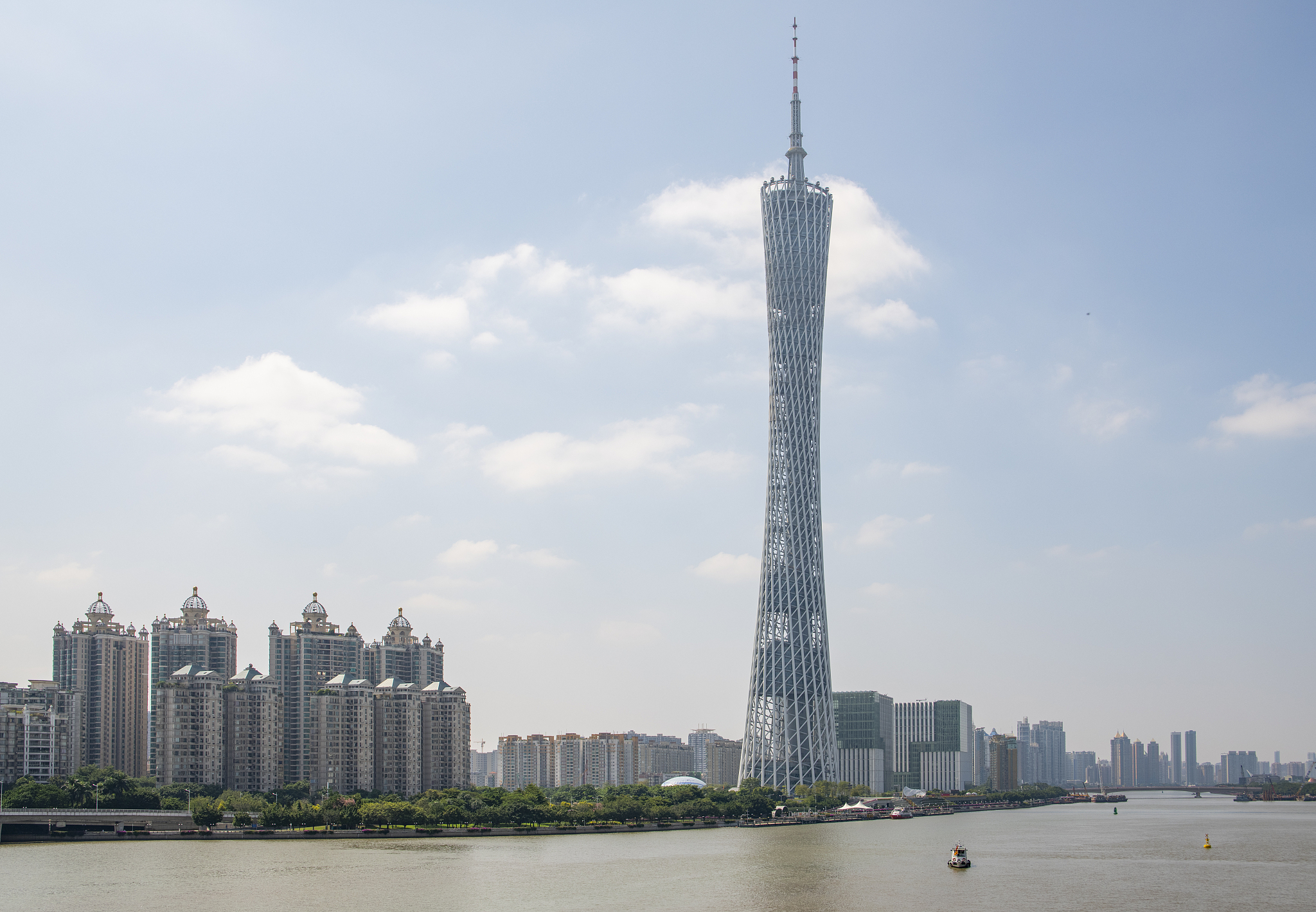 蓝天白云下的中国广州地标建筑广州塔