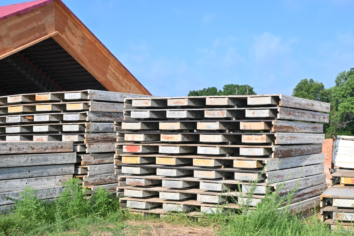 常见的建筑材料：水泥、钢材、木材、玻璃及新型建材