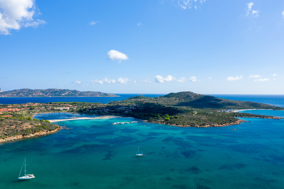 半岛和绿松石色海湾的鸟瞰图