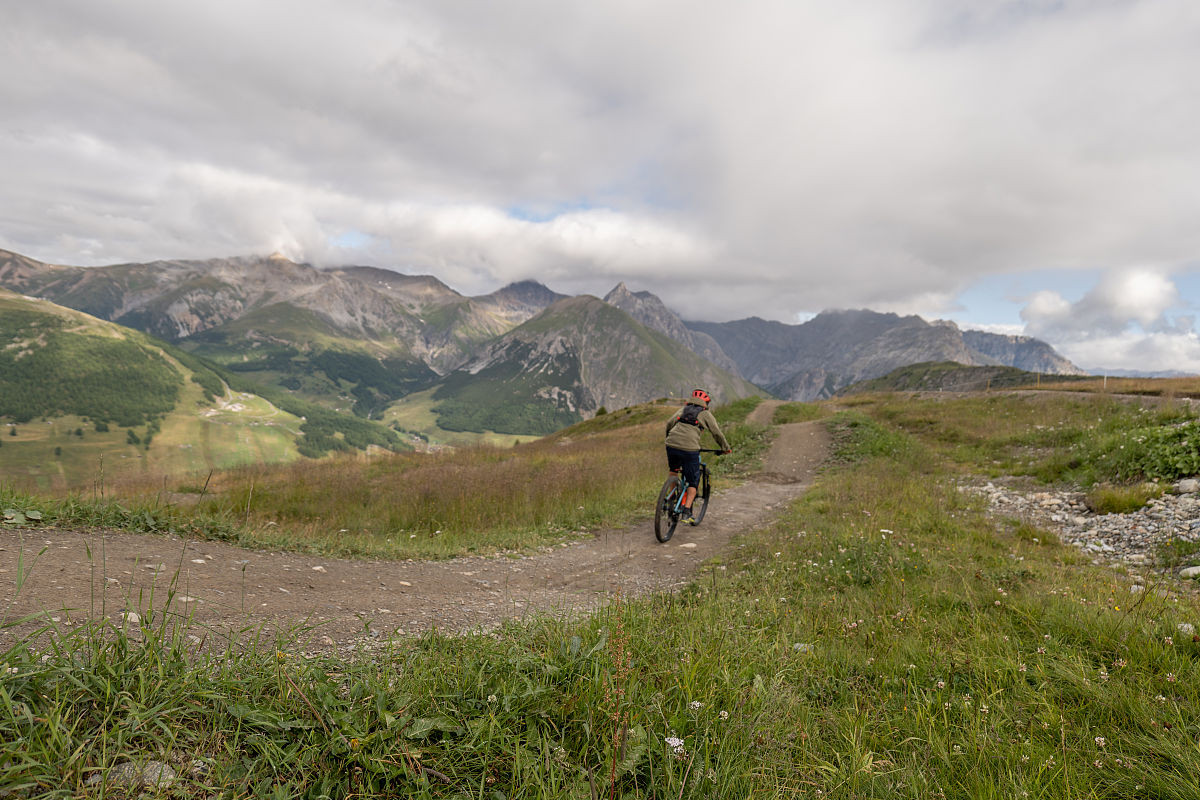 帮我做一份自行车骑行露营甘肃至云南的单人路途计划
