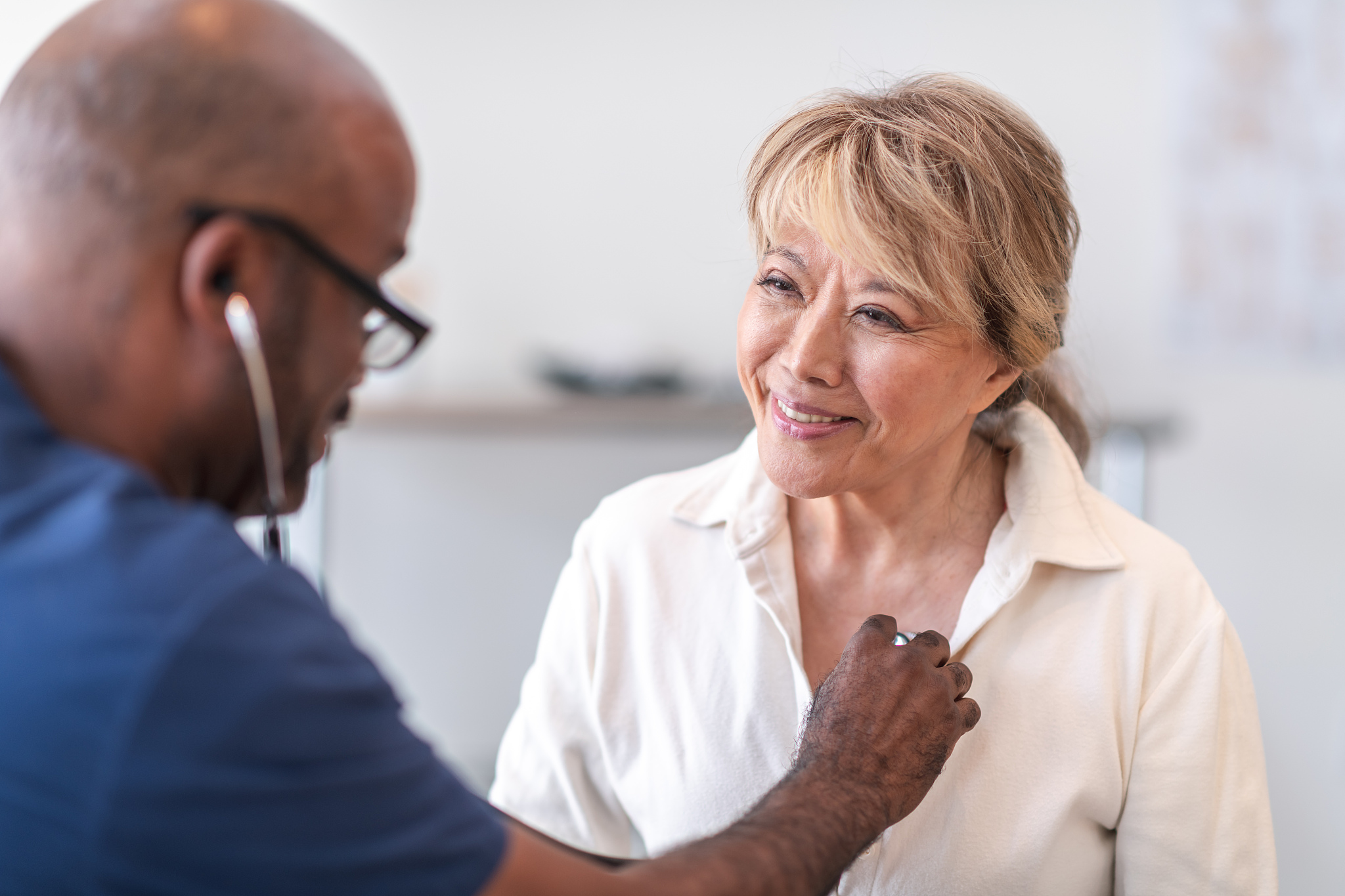将以下内容洗稿54岁的中年女性经常感到心口不适就去当地医院做了冠脉造影。结果显示她的心脏血管完全正常没有任何问题。医生认为她可能是由于精神紧张和焦虑引起的建议她去看精神心理科。她通过网络问诊找到了我我详细询问了她的不适症状和相关的危险因素。根据我的判断她可能患有微血管心绞痛所以我建议她做了心肌核素显像检查。结果显示她的心肌有小范围的缺血证实了我的判断。这意味着她属于冠心病中的微血管心绞痛类型。我为