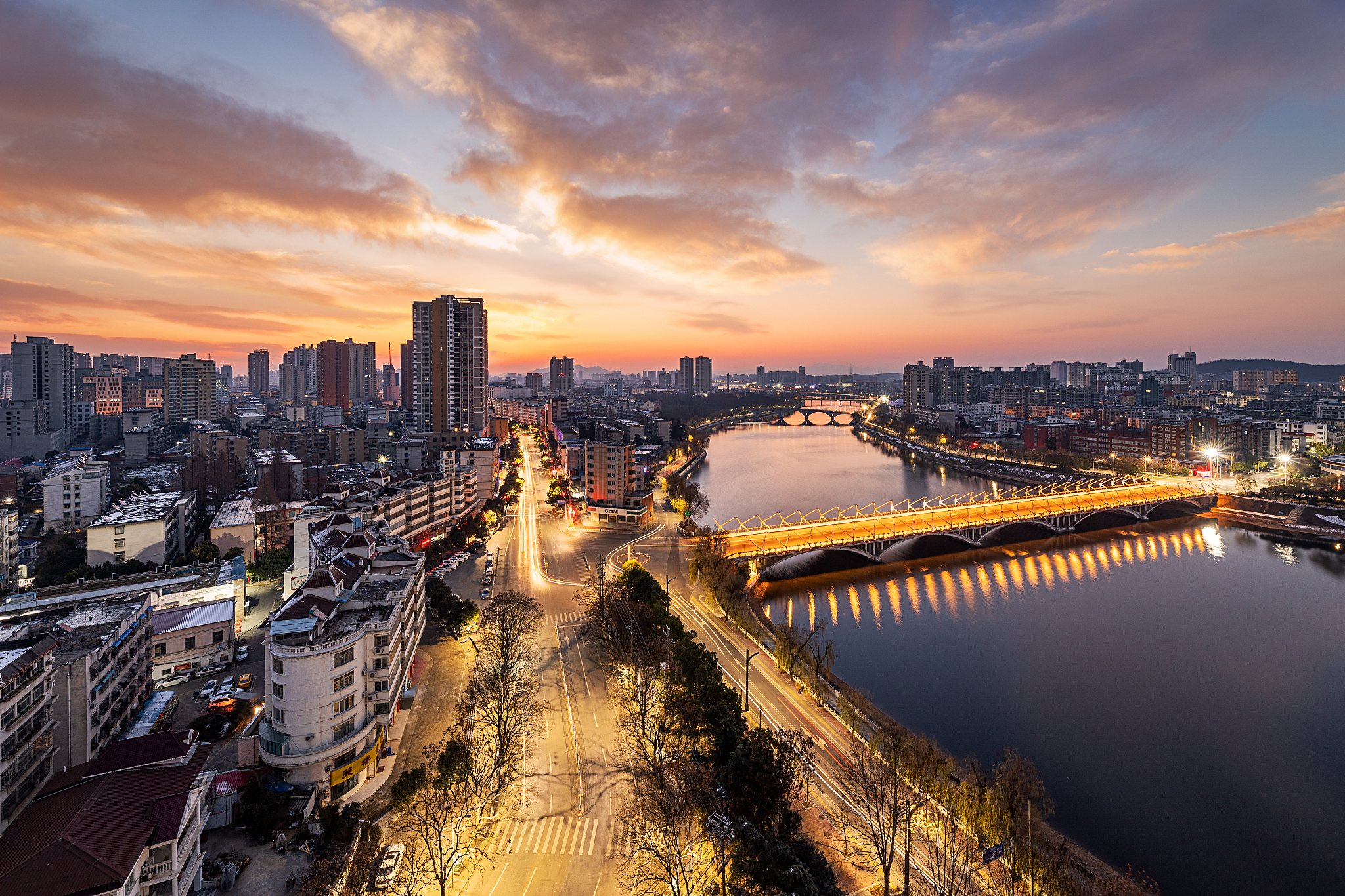 河南省信阳市城市日出天际线风光