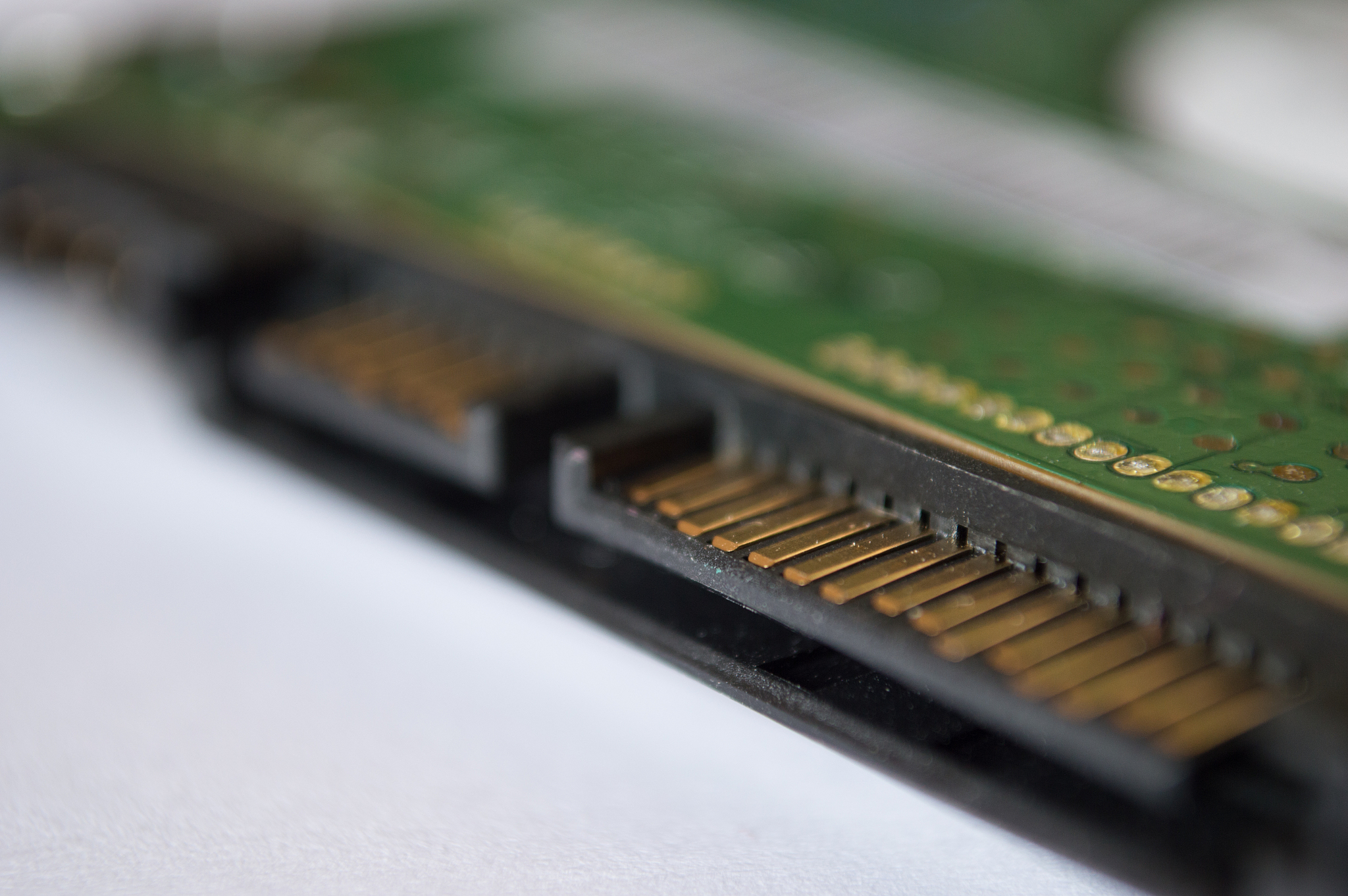 NVMe vs SATA 硬盘接口深度对比：哪个是你的最佳选择？