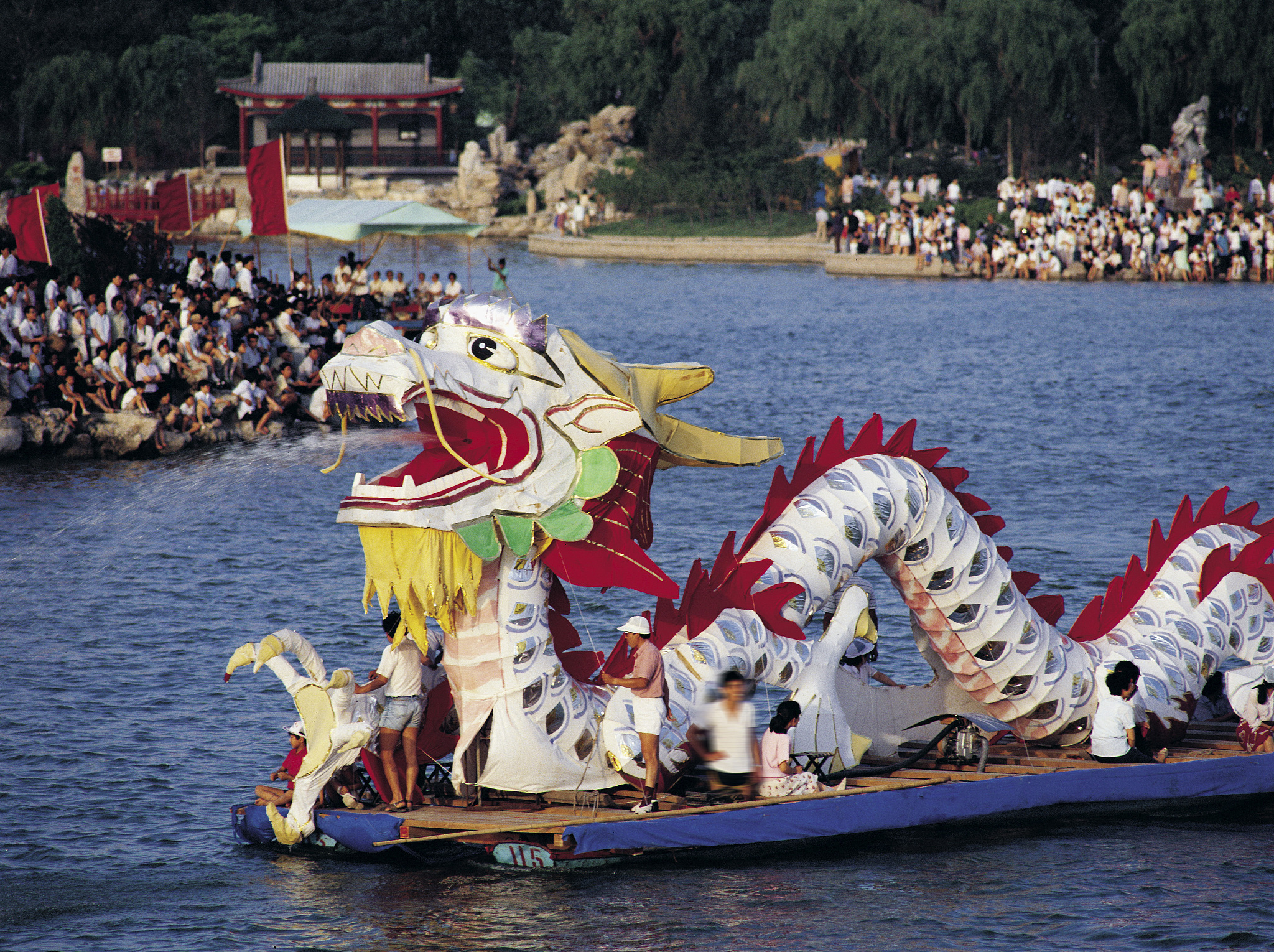六年级英语水平主题是中国故事英语表达的英语演讲稿时间限定为三分钟以内内容梗概为介绍端午节赛龙舟。