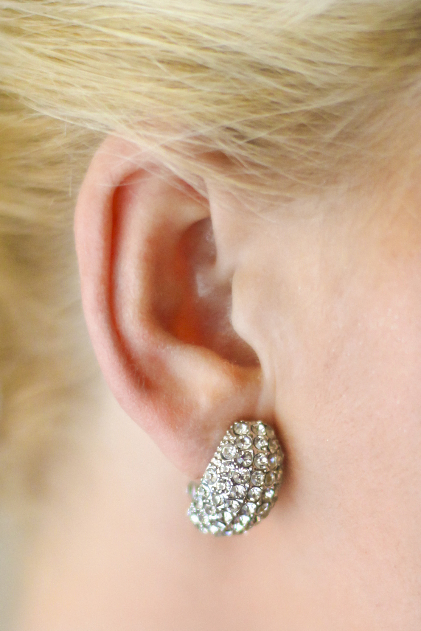 为什么那么多人喜欢戴耳钉、舌钉、唇环？