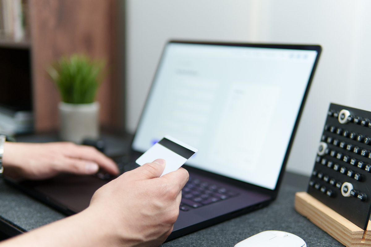 同事面前插U盘，他却说'我应该插进去了'，这背后的原因是什么？