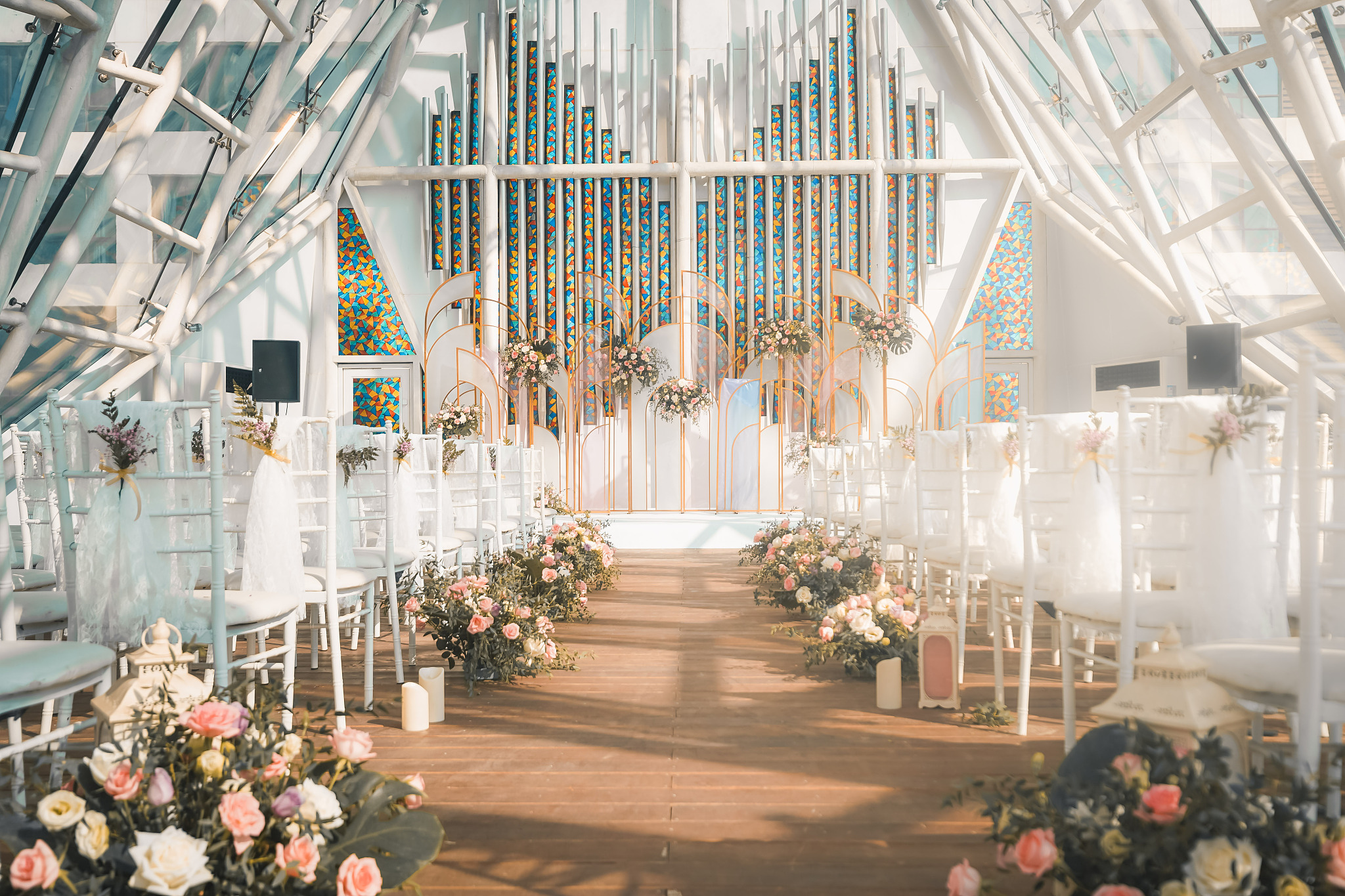 写200字 描述一场元素有hello kitty 外景 威斯汀酒店 有光影效果 的婚礼